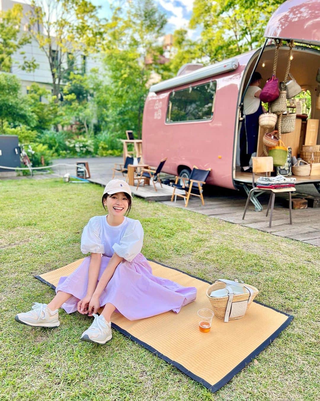 青木英李のインスタグラム：「🍀😆🍺 暑い時期の楽しみ、その③  芝生で日向ぼっこをしながらいただくクラフトビール🌾  #大好き #ビール #クラフトビール  #beer #beerlover  #ののあおやま #森の当番」