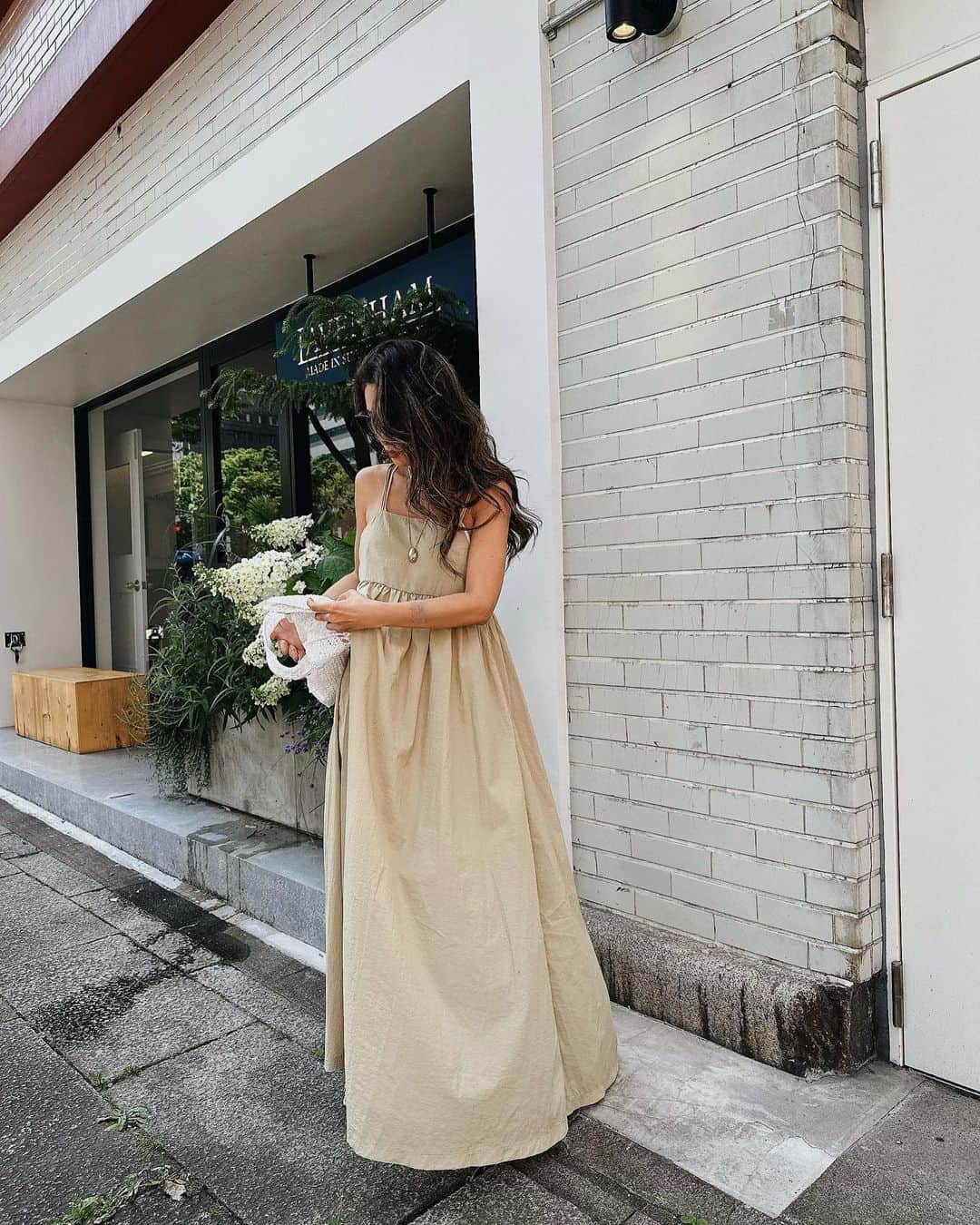 esutoreja_risaribonのインスタグラム：「柔らかいシャカシャカ生地のワンピースになります！😃🫰 肩紐調節可能となってます🥰☀️ 割とロングワンピースタイプです！ colorは3種類あります❣️ 分かりずらいけど肩紐2本線のデザインになってます！ . .  . ベージュだけに裏地がついてます！ .  .  . @esutoreja  .  .  . 24日 20:00〜 .」
