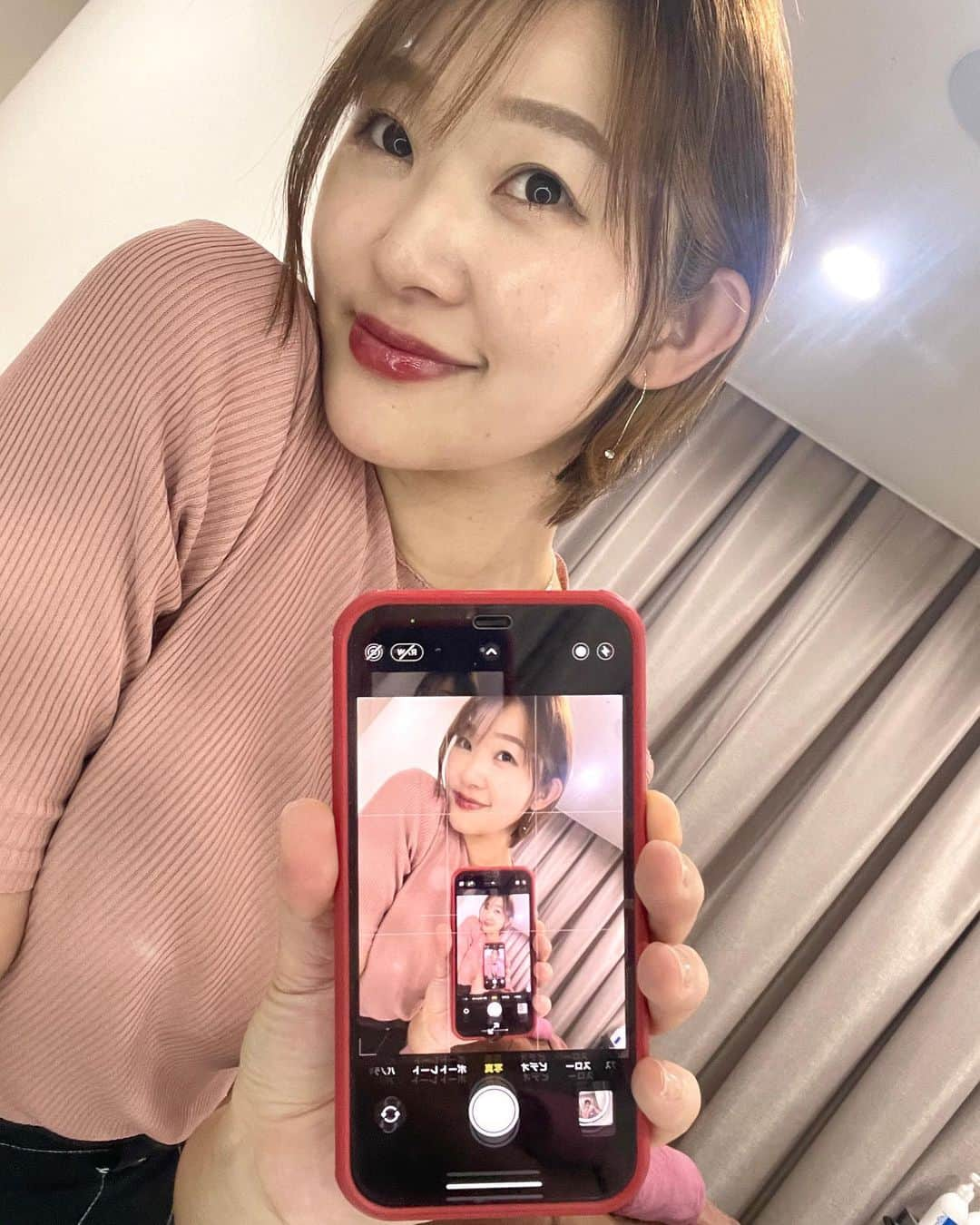 榮樹実のインスタグラム：「. 教えてもらった、最近流行りの撮り方らしい🤳 新時代の自撮り😂笑  今週の週末美容は🌸 ❤️TIRTIR  Maskfit Red Liquid Foundation マスクフィットレッドリキッドファンデーション　3,960円（税込）  TIRTIR全般大好きで、何使ってもコスパがいい！艶感満点！と感じているのですが。 クッション一択になりつつあったところ、最近発売になったレッドリキッドが気になっていて…  ここ数年普段ならリキッドは手に取らないものの、 TIRTIRだからこそ！と、他のと比較もしたくてお試し✨  レッドリキッドは、とにかくカバー重視！！ レッドクッションも、クッションシリーズの中ではカバー力が高い方だったけれど、 そこからさらにリキッドになるのでしっかりカバーしてくれる感じです。  スパチュラ&スポンジも同梱されているプロ仕様🙏 薄く広げた後、スポンジで馴染ませていくイメージです！  しっかりメイクの日:レッドリキッド きちんとメイクの日:レッドクッション 艶感メイクの日: シルバークッション  が答えな気がしてきました🙆‍♀️  #TIRTIR #sponsored #マスクフィット  #マスクフィットシリーズ #最強ベース #マスクフィットレッドリキッドファンデーション @tirtir_jp_official    #週末美容 #おすすめコスメ #ママ美容 #ベースメイク #アラサーメイク」