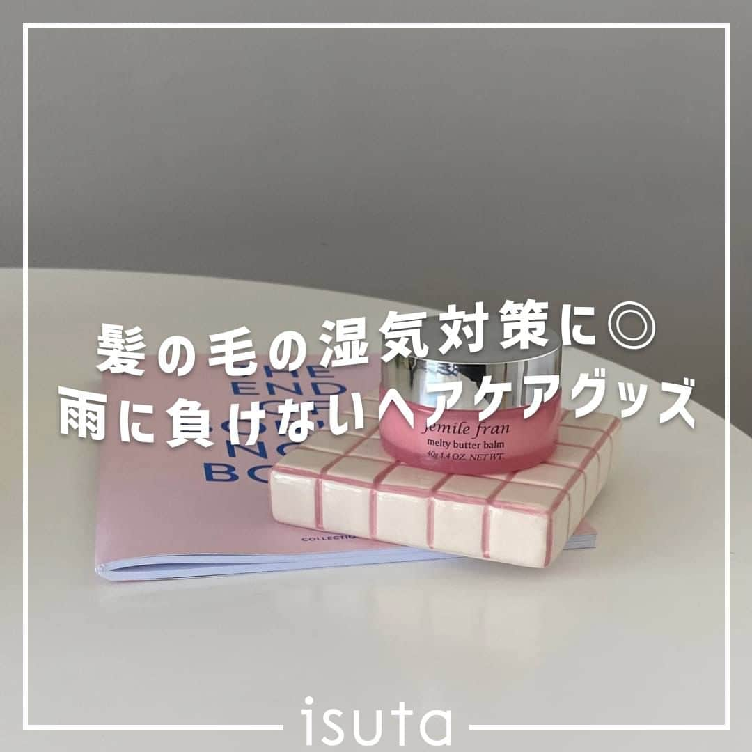 isutaさんのインスタグラム写真 - (isutaInstagram)「もうすぐ梅雨の季節に入るね 🌂  雨の日は髪の毛がうねってしまったり、広がってしまったりヘアスタイルをキープするのも一苦労…  そこで今回は、髪の毛の湿気対策に悩んでいる人に、おすすめしたいヘアケアアイテムを4つご紹介するよ！  バームやオイルなどさまざまな形態のアイテムが揃っているから、自分に合いそうなものを見つけてみてね◎  ①CEZANNE「ヘアケアマスカラ 00クリア」 @cezannecosmetics  ②CLAYGE「プレミアムリペアマスク」 @clayge__official  ③ミルボン「ジェミールフラン メルティバター バーム」 @milbon.japan  ④ReFa「ReFa LOCK OIL」 @refa_mtg  ✄-----------------------✄  姉妹アカウント @i_am_isuta も更新中  isuta編集部の日常のひとコマや 取材の最新レポを発信しているよ✍️˖°  ほかにも、エディターが気になる カフェやファッション、コスメをご紹介.・* ぜひフォローしてね🕊️  ✄-----------------------✄  #isuta#isutapic#イスタ#isuta_fashion #cezanne#セザンヌ#clayge#milbon #ミルボン#refa#リファ #ヘアケア好きさんと繋がりたい #おしゃれ好きさんと繋がりたい #美容好きな人と繋がりたい#ヘアケアアイテム #ヘアオイルおすすめ#梅雨入り#梅雨対策 #スタイルキープ#キープ力#キープ #香りに癒される#まとまる#サラサラ #ヘアオイル#髪の毛サラサラ#湿気対策 #ヘアケア用品#ヘアケア商品#ヘアケア」5月24日 12時39分 - isuta_jp