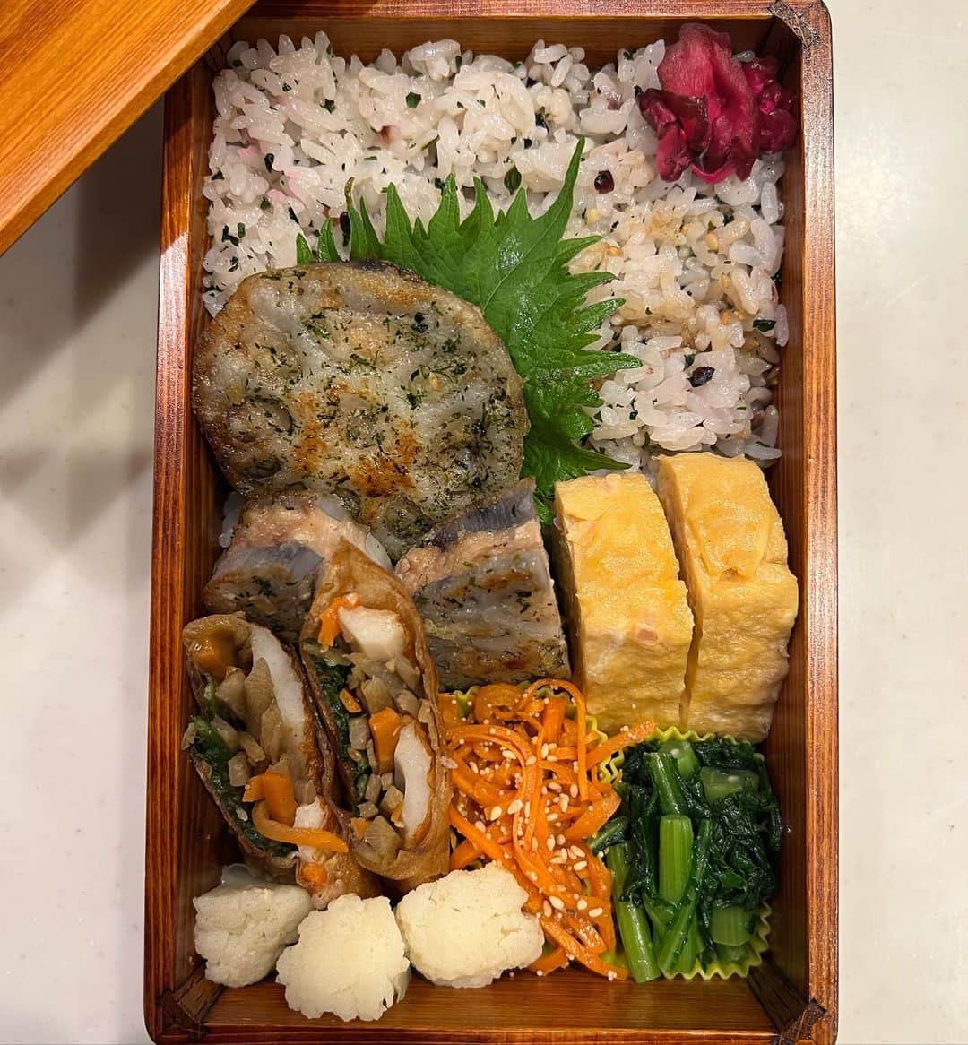 Rieさんのインスタグラム写真 - (RieInstagram)「お弁当キロク　part2  詳しくはハイライトへ🫰  大切な息子へのお弁当は 毎朝の試練でもあり、コミュニケーションツールのひとつ🥹  #お弁当#わっぱ#高校生弁当」5月24日 12時44分 - riemirin_k