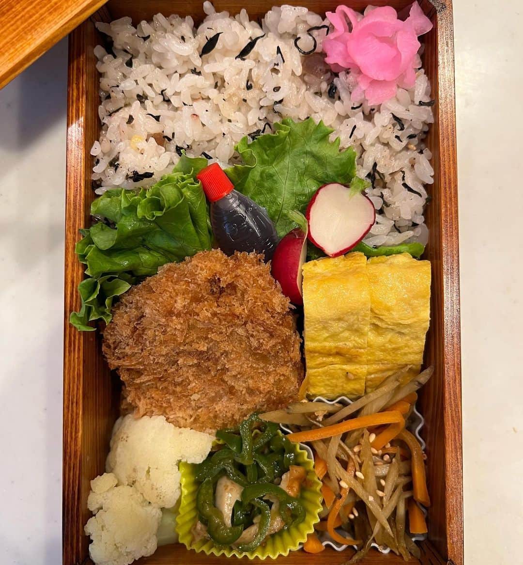 Rieさんのインスタグラム写真 - (RieInstagram)「お弁当キロク　part2  詳しくはハイライトへ🫰  大切な息子へのお弁当は 毎朝の試練でもあり、コミュニケーションツールのひとつ🥹  #お弁当#わっぱ#高校生弁当」5月24日 12時44分 - riemirin_k