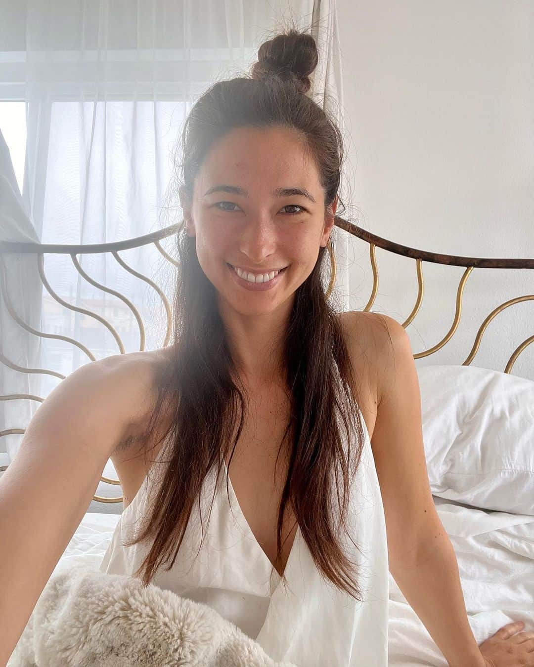 メロディー洋子のインスタグラム：「*𝒥𝓊𝓈𝓉 𝓂𝒶𝓇𝓇𝒾𝑒𝒹*  ♡  𝒯𝑜 𝓂𝓎 𝒯𝓇𝓊𝑒 𝒮𝑒𝓁𝒻 🕊️  A journey of journeys to come home to my True Self. Divine Union Within. A wedding I have always dreamed of, filled with friends and family, and the deepest love flowing through all. A knowing that we are all Love and that we are all One with God. Sacred music playing and Angels gathered for a Union like no other. It is my honor to love my Self and never part. I vow today, in Holy Union, to my True Self, and to God. I am so grateful for each and every moment held more fully in God’s gracious embrace. Celebrating my Union today and every day! Praise! 🤍🕊️🌹✨🫶🏽🫂🥰💋  🤍 𝕌𝕟𝕚𝕠𝕟 𝕎𝕚𝕥𝕙𝕚𝕟 🤍  𝟎𝟓.𝟐𝟑.𝟐𝟎𝟐𝟑 @theascensionseed」