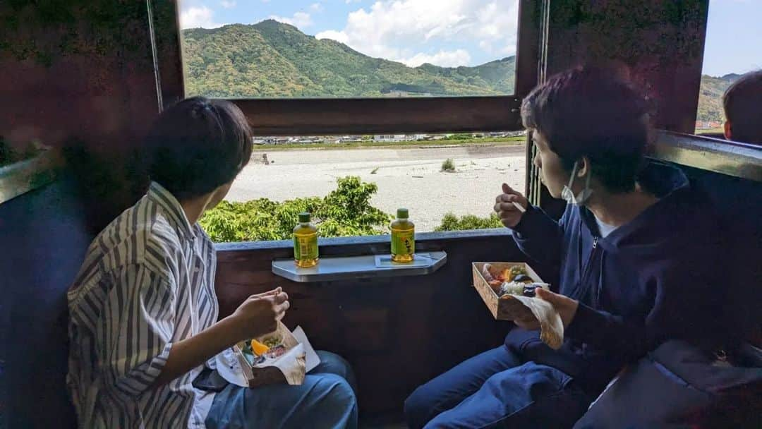 東京観光専門学校さんのインスタグラム写真 - (東京観光専門学校Instagram)「鉄道サービス学科1年生 #静岡研修 へ☀️  1泊2日の研修へ 今日は #大井川鐵道 に乗車🚊 昨年台風の被害を受けた大井川鐵道 昨年の鉄道サービス学科1年生が 復興を祈願した #ヘッドマーク を 作成しました🙏  天気がよくてなによりです☀️ 充実した研修になりますように😊 #東京観光専門学校　#鉄道サービス学科　#研修旅行　#鉄道好き　#鉄道専門学校」5月24日 12時54分 - tokan_1967