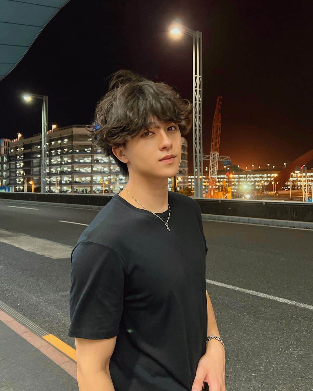 まきとんのインスタグラム：「me wearing a black t-shirt」