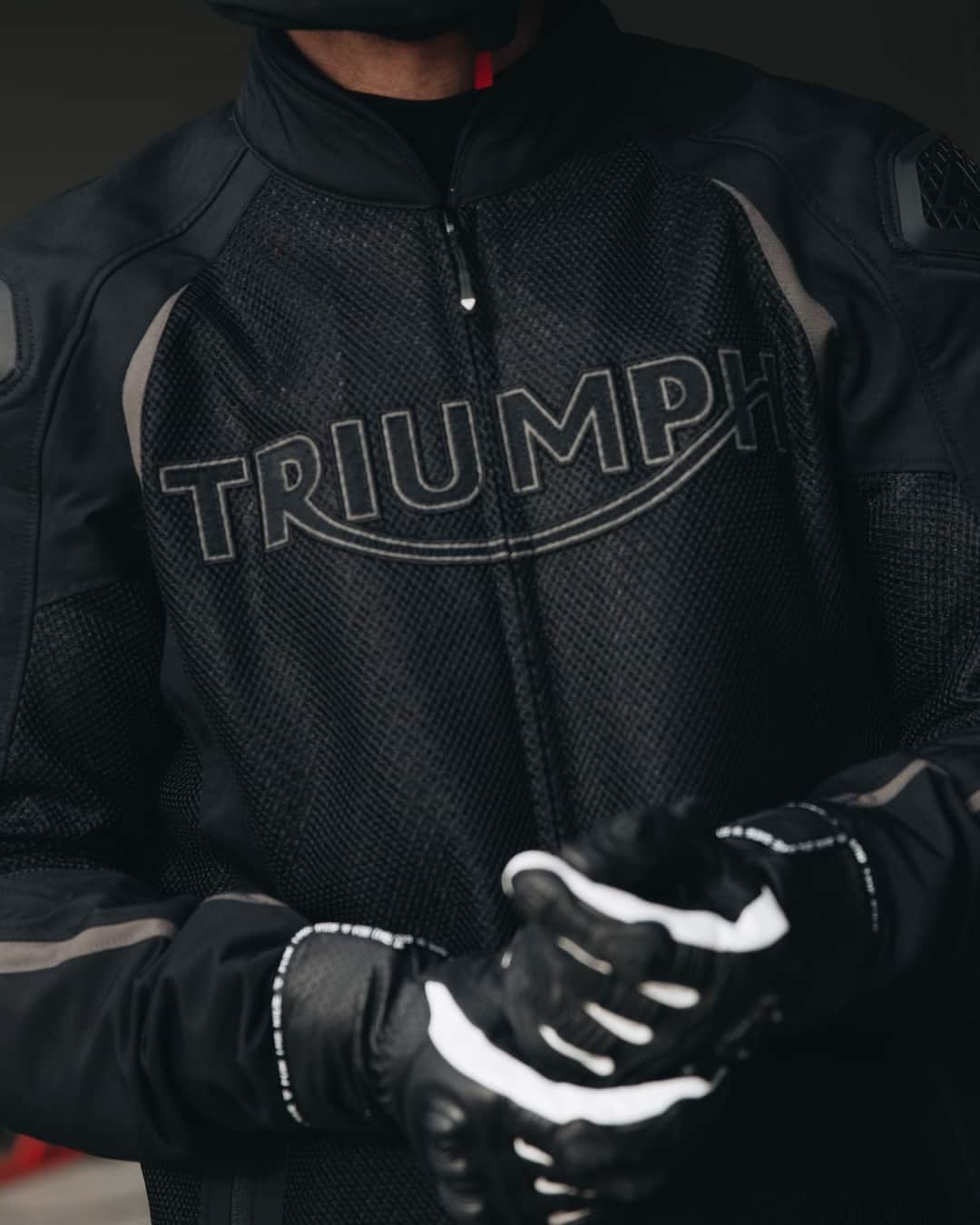 Triumph Motorcycles Japanさんのインスタグラム写真 - (Triumph Motorcycles JapanInstagram)「ライディング気分を高めるトリプルスポーツメッシュジャケットのご紹介です。⁣ ⁣ Tritech高性能ファブリックと高密度メッシュで作られたトリプルスポーツメッシュジャケットは、ライディング中に最高の通気性と快適性を生み出します。TPU成形素材のショルダーパネル、肩と肘に着脱式D3O®プロテクターを採用。オプションでD3O®バックプロテクター、チェストプロテクターも追加可能です。⁣ ⁣ #RideProtected #TriumphMotorcyclesClothing #ForTheRide #トライアンフ #TriumphRiderwear」5月24日 13時00分 - triumph_motorcycles_japan