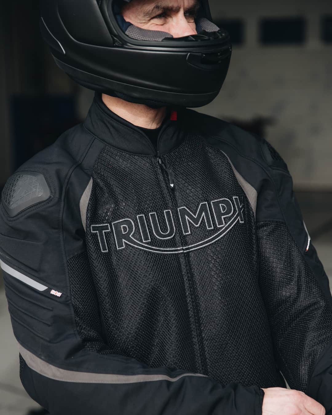 Triumph Motorcycles Japanのインスタグラム：「ライディング気分を高めるトリプルスポーツメッシュジャケットのご紹介です。⁣ ⁣ Tritech高性能ファブリックと高密度メッシュで作られたトリプルスポーツメッシュジャケットは、ライディング中に最高の通気性と快適性を生み出します。TPU成形素材のショルダーパネル、肩と肘に着脱式D3O®プロテクターを採用。オプションでD3O®バックプロテクター、チェストプロテクターも追加可能です。⁣ ⁣ #RideProtected #TriumphMotorcyclesClothing #ForTheRide #トライアンフ #TriumphRiderwear」