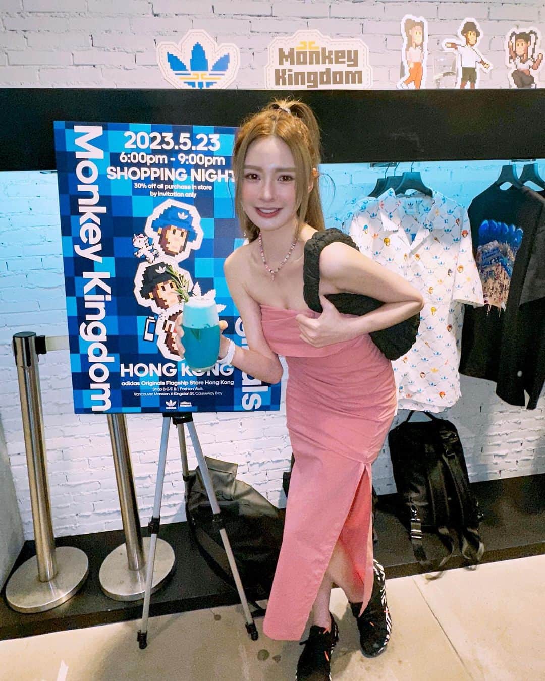 Yumi Wongのインスタグラム：「Adidas x Monkey Kingdom 由adidas 與 Monkey Kingdom 聯手打造，以元宇宙中的音樂節為靈感。飾像素風印花，既展現了 Monkey Kingdom 的設計語言，又彰顯了adidas的風範🐒🙈🙊🙉️❣️  @monkeykingdom_ @adidashk @adidasoriginals #adidasMK #Monkeykingdom#adidasOriginals」