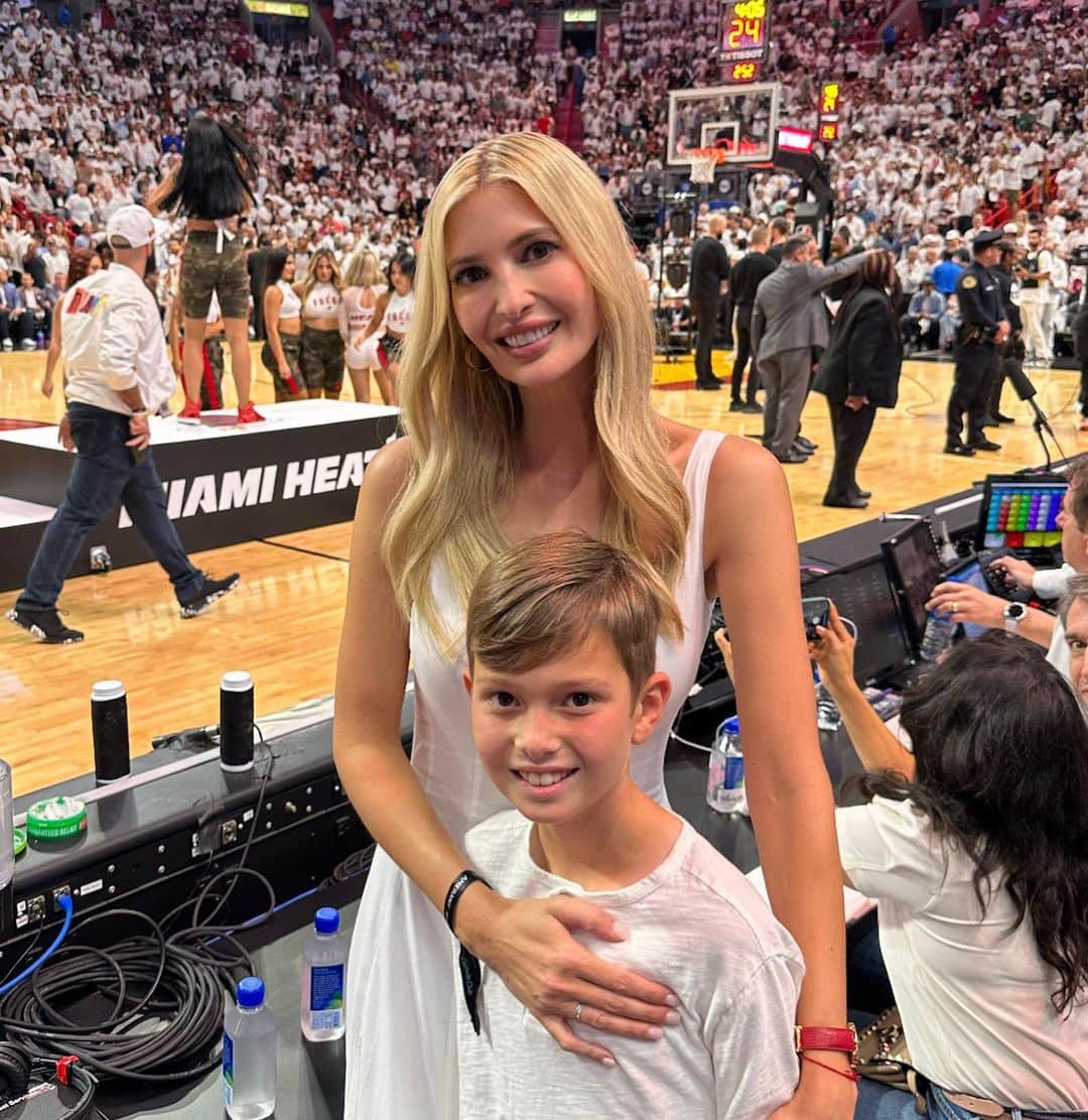 イヴァンカ・トランプさんのインスタグラム写真 - (イヴァンカ・トランプInstagram)「🔥🙌💥🏀⛹️‍♀️💫🔥  #GAME4 WITH MY MVP!」5月24日 13時01分 - ivankatrump