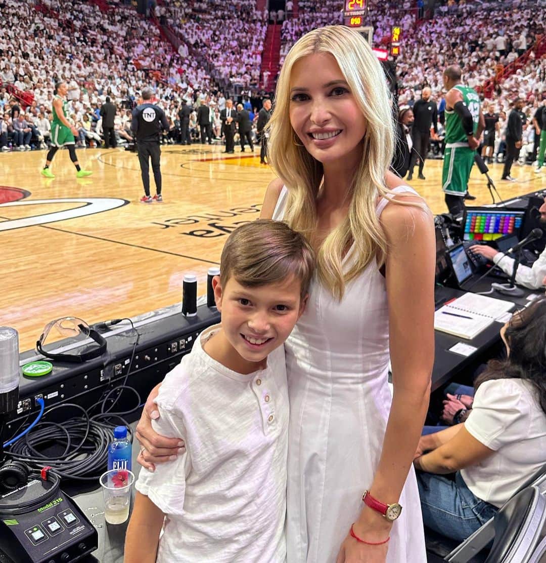 イヴァンカ・トランプさんのインスタグラム写真 - (イヴァンカ・トランプInstagram)「🔥🙌💥🏀⛹️‍♀️💫🔥  #GAME4 WITH MY MVP!」5月24日 13時01分 - ivankatrump