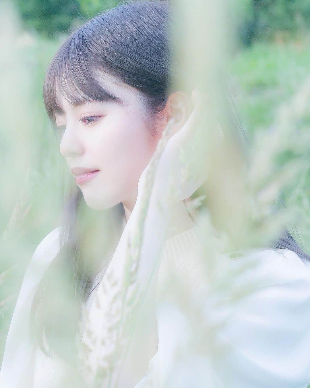 有村莉彩のインスタグラム：「.♡. 🌱 🫧 ☁️ 🫧 🌱 🫧 ☁️ 🫧 🌱  　　  透 明 に な り た い ...💭  🌱 🫧 ☁️ 🫧 🌱 🫧 ☁️ 🫧 🌱  きれいにとってもらいました やすくんありがとう〜☺️ （ @yasumune_kounoike ）  #portrait #photooftheday  #透明感」