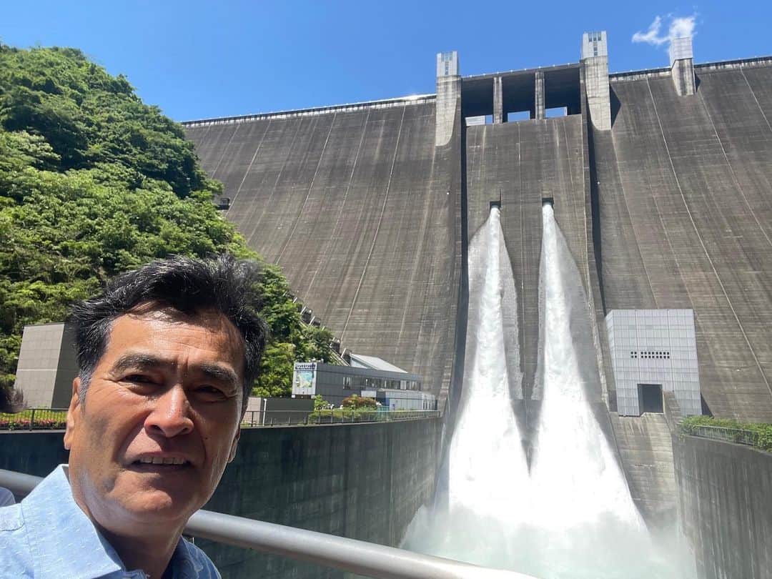 石原良純さんのインスタグラム写真 - (石原良純Instagram)「宮ヶ瀬ダムの放水。水飛沫が辺りを包み込み爽快感満載。都心から1時間ちょっと。ダム好きでも、そうじゃなくても、これから季節にはもってこいの観光スポットです。いや〜、気持ちよかった。」5月24日 13時02分 - yoyoshizumi