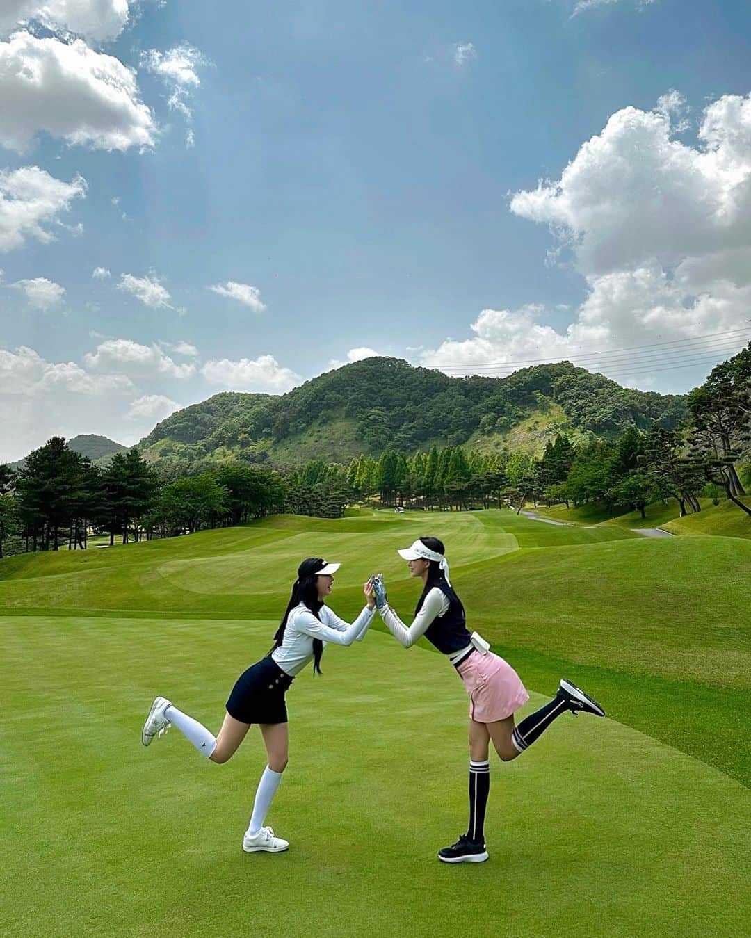 セリ のインスタグラム：「호잇쨔 포즈 오똔데 오똔데~🫶🏻 ㅋㅋㅋ 얼마만에 쌍댕이랑 라운딩인지 날씨도 미세먼지도 없어서 맘껏 치구 왔어요 ~! 자연을 너무 사랑하는데.. 벌레칭구들을 많이 무서워하는편 🐝🐛😅🏌🏻‍♀️   #서원밸리cc #라운딩 #golf #마틴골프」