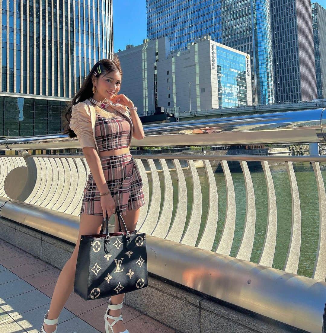 YOCHIのインスタグラム：「いいお天気最高☀️💖💖 晴れ女です🙋‍♀️💖 . . #旅女#旅行好きな人と繋がりたい#旅インフルエンサー#本日のコーデ#セットアップ#ヘアピンアレンジ#オンザゴーmm」