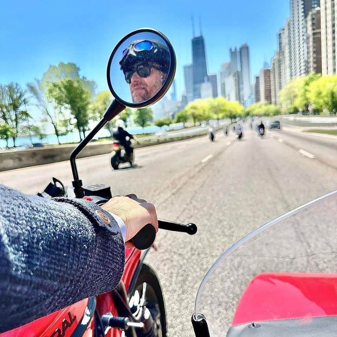 Ural Motorcyclesさんのインスタグラム写真 - (Ural MotorcyclesInstagram)「紳士的なウラルライド　in Chicago by   @gracefederighiart @uralchicago @cobralounge  @motoworkschicago @randyscycle @gentlemansride」5月24日 13時21分 - ural_japan_official