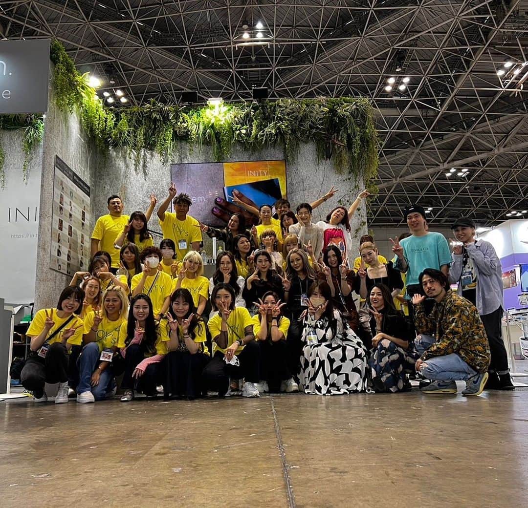 initygel_officialのインスタグラム：「Beauty world Japan 2023  皆様INITYブースに足をお運びくださり本当にありがとうございました✨  うちが小さいころから知ってらっしゃるネイリスト様に  INITY本当大きくなったね☺️  と、おっしゃって頂きました🥺  今はINITYだけではなく、TOY’s lem. flicka Irie KITTYと沢山のブランド運営もしております。  ブランドごとに特徴がありますし、ネイリストさんに沢山の可愛いアイテムの選択肢を提案したいと思った結果今のような状態になりました🙈  INITYは今、すっごく良いFit baseなみの密着力に皆さんが求めているものをプラスアルファした最高のベースを開発最終試験段階まで来ております🥺  そろそろお披露目の日が近いと思うので、1番楽しみにして頂けると嬉しいです。  BWJのお礼からだいぶそれてしまいましたが、  本当にご来場くださりありがとうございました🙇‍♂️今後ともINITYをよろしくお願い申し上げます。  #beautyworldjapan #initygel」