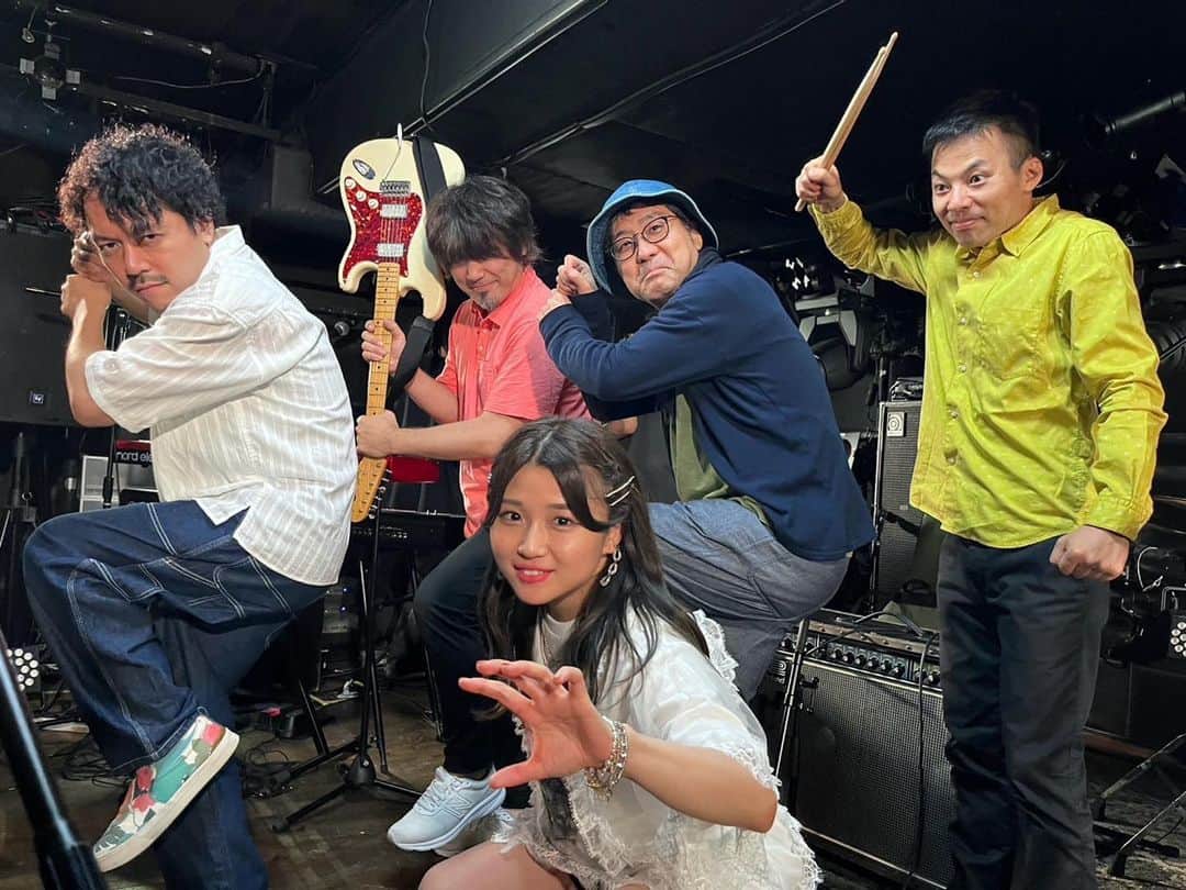 河野万里奈のインスタグラム：「「河野さんは守備がカッチカチの野球が好きだから、 ギターも派手なソロより地道なバッキング(伴奏)が好きだと思う」  って、じょに〜ず(バンドメンバーさん)が 本番前楽屋で話しておられて笑いました ※なおソロもバッキングも神演奏でした😭  Dr.池田しげのぶさん Ba.千ヶ崎学さん Gt.設楽博臣さん Key.Bandmaster.sugarbeansさん(@sugarsugarbeans )  生バンドでライブをすること デビュー当初からお世話になっている皆さんとご一緒すること 何度も夢を見ては 「今の自分には難しいかも」と 勝手に踏みとどまっていました でも今回皆さんのマリナーズのおかげで実現できました 改めて思いました 「絶対失いたくない瞬間だ、絶対失いたくない音だ」と だからこれからも また一緒に作品を作れるよう挑み続けます！！！！！  #マリナーズ開幕 #ありがとうございました #これからも」