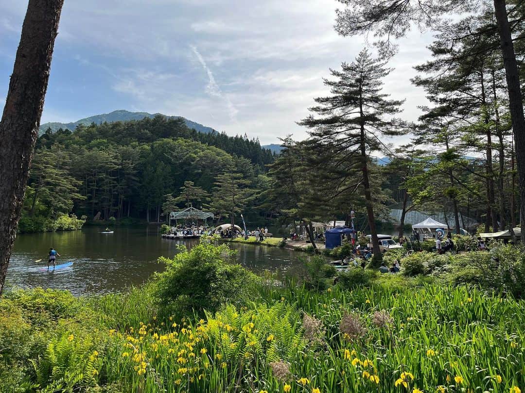 birdのインスタグラム：「nu position 2023 5/21（日）@ おおぐて湖キャンプ場（長野）  こんな素敵な場所があるなんて。 湖の真ん中にあるステージで樋口さんとデュオでした。 SUPをしたり、釣りをしたり、ワークショップを体験したり。みなさんとても楽しそう。  一緒に音楽を楽しんでくださってありがとうございました！  佐々木さん、女将さん、関わってくださったみなさんお世話になりました！  朝の散歩も気持ちよかったなぁ。  #nuposition2023 #nuposition  #おおぐて湖キャンプ場  #長野県 #樋口直彦 #bird」