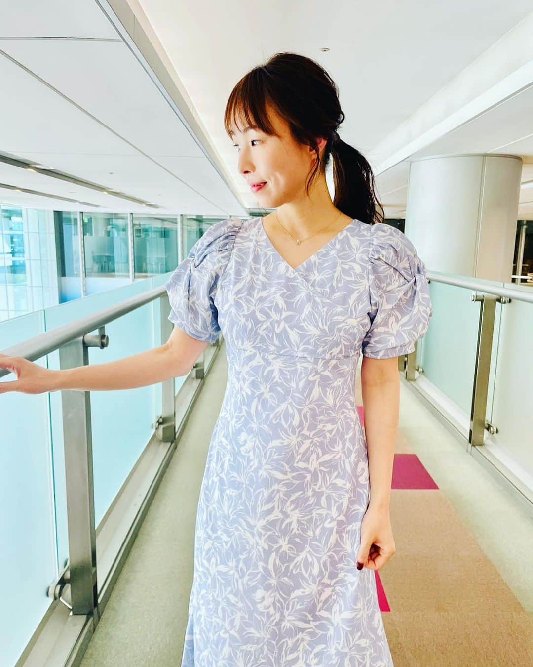 大堀恵のインスタグラム：「今日は、朝からのお仕事でした🕊️お衣装も夏服ワンピース👗です❤︎❤︎いいものプレミアムの現場のお菓子がいつも楽しみで、こっそりいただいて帰っています😋 朝は、娘🏫と同じタイミングで出たのですが、『忘れ物ない？』と娘に言っている自分が忘れ物をして２回家に戻りました💦 オンエアーは、夏なのでまた報告させてください💐 #お仕事」