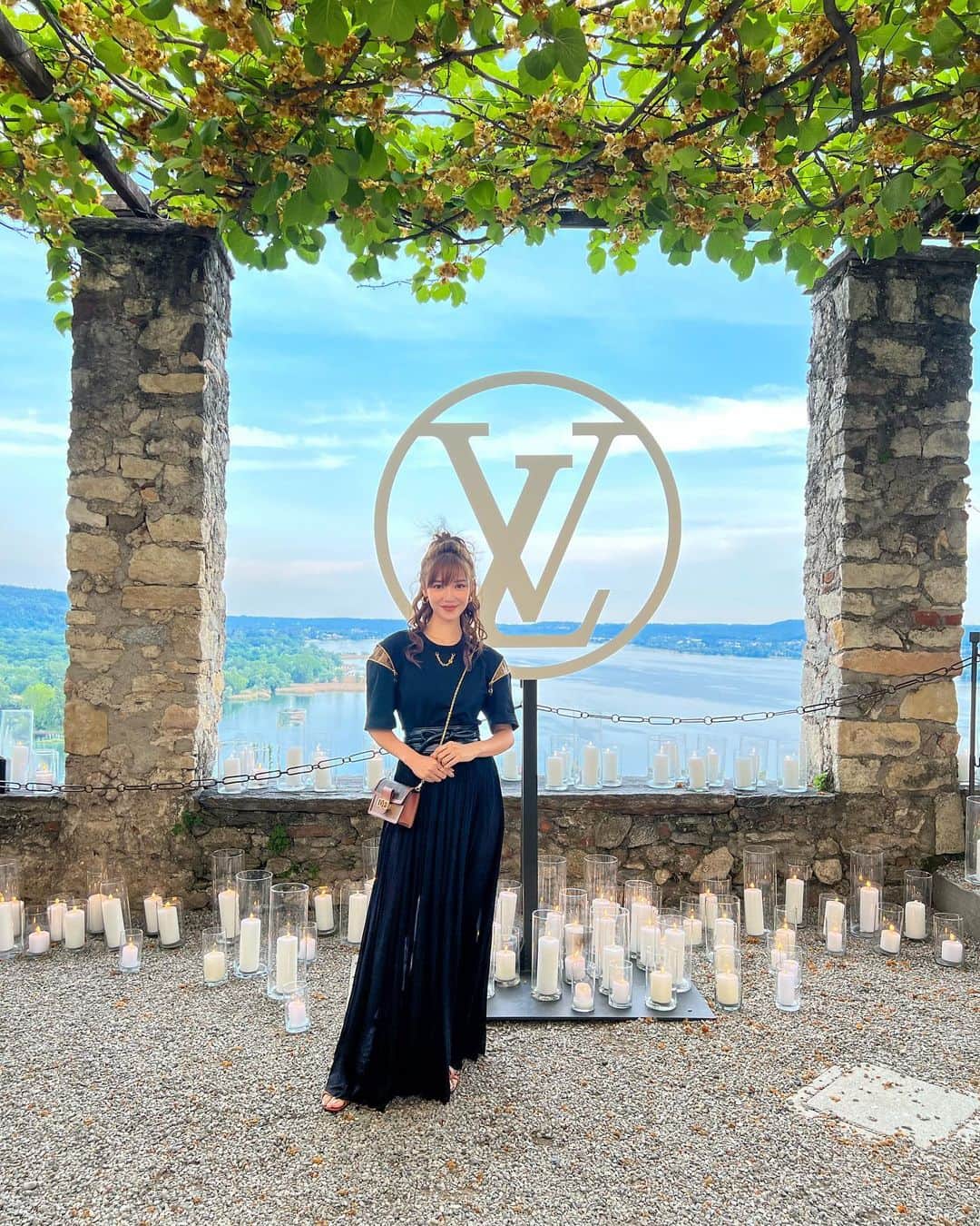 Elva Niのインスタグラム：「Feeling blessed with such stunning view from the castle! Look how the sky and the lake beautifully blend together! The fresh aqua blue simply matches with #lvcruise24 theme colour! 🩵 昨晚在這超美城堡裡的welcome dinner 有小花園小酒莊 還有美酒佳餚 真的被LV family寵壞了🥹  @louisvuitton  #isolabella #lakemaggiore  #travelwithelva」