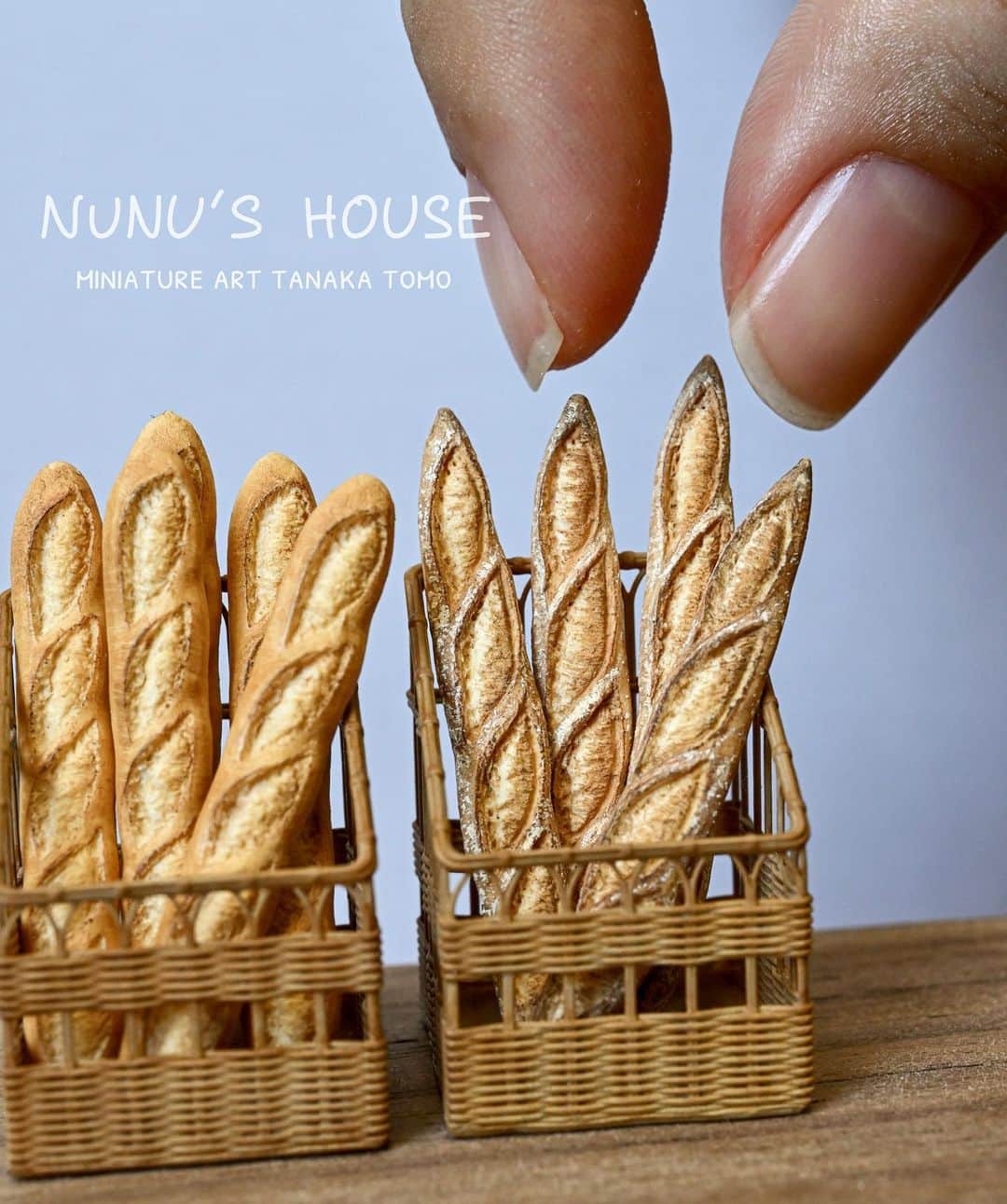 Nunu's Houseのインスタグラム：「✨ バゲットを2種類作りました🥖 (大きさは指を参考にして下さい)  #ミニチュア#miniature #田中智#nunushouse  #バゲット#bread#baguette」