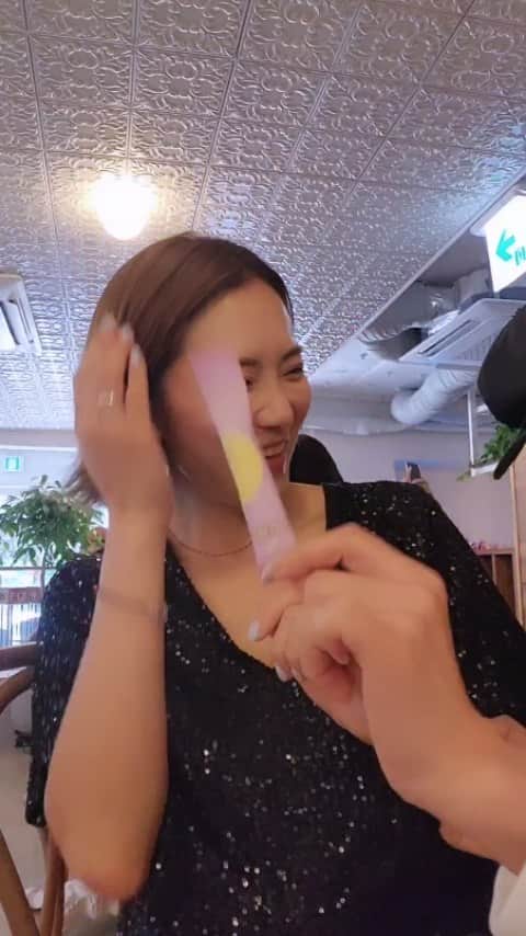 ユ・ハナのインスタグラム：「방해꾼의 등장이였지만 '날위한시간' 러버 라서 참았다아🤣  세상 핫하다는 루비스카페에서 브런치먹구 사이좋게 친구들이랑 #아이언츄 나눠먹는데 자기 이것도 열심히 먹는다며  옆에서 흔들어대는 #날위한시간   변비와 이별하게 해주는 #날위한시간 도, 변비없는 철분제 #아이언츄 도 너무나 우리에게 고마운 것들이에요😊  성장하는  5살 동글이 11살 헌이에게도 필수이고 매달 매직데이를 겪는 여자들에게 철분제는 필수!! 임산부,수유부 에겐 말모말모! 아시죠?   뿐만아니라  우리몸에서 만들어지지않아 음식으로  섭취해야하는 철분은요 우리 몸 속 산소를 운반하는 역할을 하는 혈색 소의 주요 구성 성분 중 하나로 필수 영양소에요. 면역 체계를 강화하고  에너지 생산 에 필수적인 성분이랍니다. 육체활동이 많은 사람에겐 필수인 영양소이기도 하죠!! 그래서 남편도 꼭 챙겨주는 영양제!!!!  철분이 부족하면 빈혈 만 있는게 아니구요, 면역기능저하에 인지능력저하 까지도 영향을 미칠수있다고해요😱  뇌를 충전시켜주고 긴장을 풀어주며, 수면 관련 문제를 회복시켜 스트레스 받지 않고 잠을 잘 수 있도록 도와주고 불면증이나 수면 무호흡증을 줄이는데도 도움을 준다는🔗철!!분!!!  더 손이 가는건,  철분이 콜라겐 합성에 필수요인으로 피부미용에도 기여한대요✨️🎵  이제 왜 우리가 철분제를 먹어야하는지 아셨나요😊 변비가 걱정이되서 못 먹었다면 아이언츄 로 변비걱정 맛없을걱정 잘챙겨먹을수 있을까 걱정없이  톡터트려 매일 맛잇게 냠냠 드세요🍍❤️」