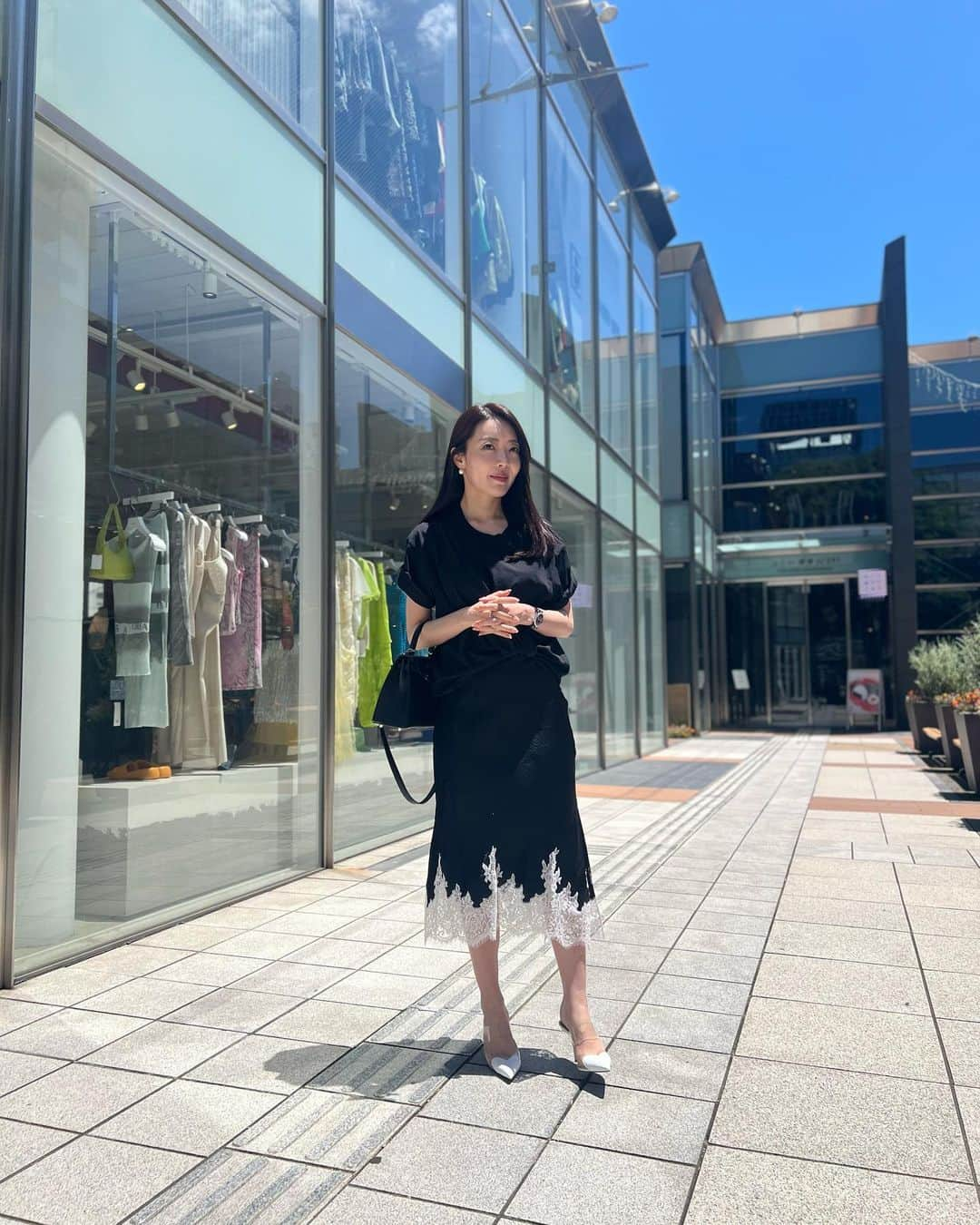 大野真理子のインスタグラム：「👗#philiplim  👡#alaia 午前中、お化粧品の発表会だったからワンピで。 帰社して商談してたら今日派手っすねって言われた😂 いつもすっぴんだからな。笑」