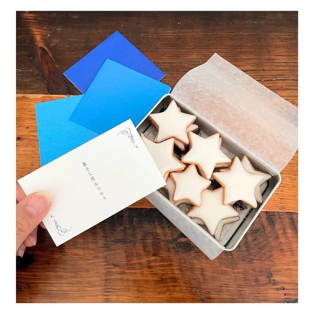笹峯愛のインスタグラム：「アイシングクッキーを いただきました。  ブルーの折り紙3枚入ってて なんとも言えない、かわいらしさ。  作り手からのメッセージ？！  遊び心がステキ過ぎるし 想像力、爆上がるね。  贈り物って、気持ちだから 思考を回す贈り物って とても意味がある気がします。  #アイシングクッキー  作りたくなる あげたくなる  折り紙入れよう」