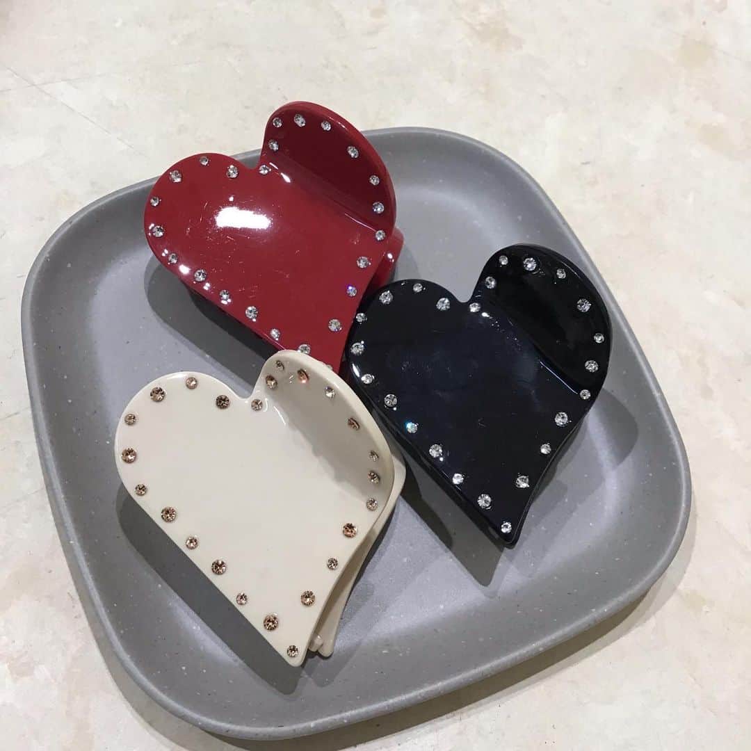 3COINS lN LUMINEのインスタグラム：「こんにちは💡  3COINSルミネ大宮店です！  アクセサリーの新商品が入荷致しました✨  ☑︎キラキラハートバンス （アイボリー、レッド、ブラック）  アクセサリー各種　300円(税込330円)  他にも新商品多数入荷致しております🍃  ぜひこの機会にご覧ください！  ご来店お待ちしております🪷  店舗により入荷日・在庫状況が異なります。 お気軽にお近くの店舗までお問い合わせください。 ※3COINS＋plus那覇メインプレイス店 3COINS＋plus沖縄パルコシティ店 3COINS＋plusイオンモール沖縄ライカム店は、木曜日発売です。  #3COINS#3COINS新商品#スリコ #スリコ新商品 #アクセサリー販売 #ルミネ大宮」