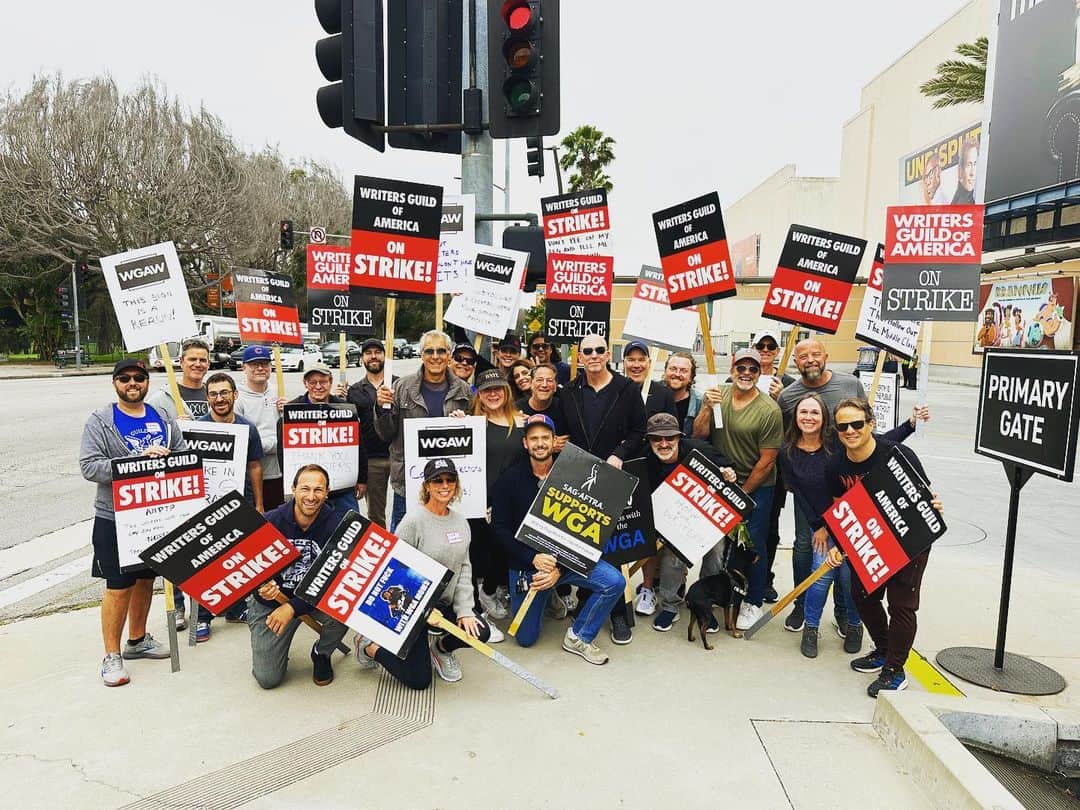 パトリック・J・アダムスのインスタグラム：「Suits reunion on the front lines. Our incredible showrunner @akorsh9 and the team of brilliant writers he pulled together over 9 years were a beautiful example of how to encourage, train and promote people along the way. A show like ours would be impossible in the world the AMPTP is fighting for. Writers are the backbone of this entire industry and we can't allow their value or importance to be diminished. #wgastrong #wgastrike」