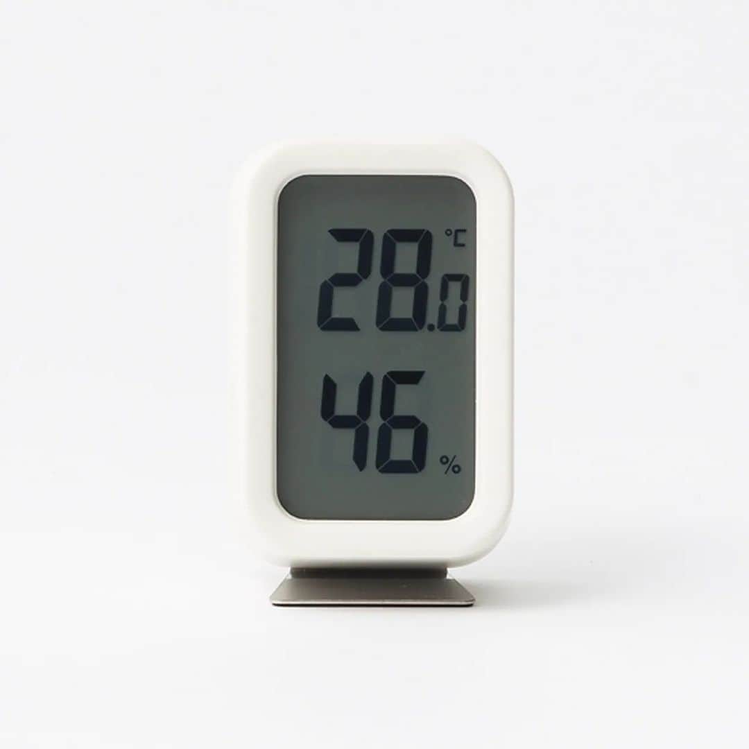 無印良品さんのインスタグラム写真 - (無印良品Instagram)「温湿度計で、室内の熱中症対策 - 室内でも注意が必要な熱中症。  お部屋で過ごしている間も温度と湿度を気にかけ、冷房や除湿、遮光遮熱機能のあるカーテンも活用しながら快適な環境の維持を。  『デジタル温湿度計』は、「温度・湿度を確認する」という原点に立ち返り、上下左右の広い角度から液晶表示を見やすくしています。  室温・湿度の管理以外にも、こまめな水分補給や適度な塩分補給、体を休めることに気を付けて、夏の日々を健やかに。 - #無印良品 #MUJI #熱中症対策」5月24日 14時00分 - muji_global