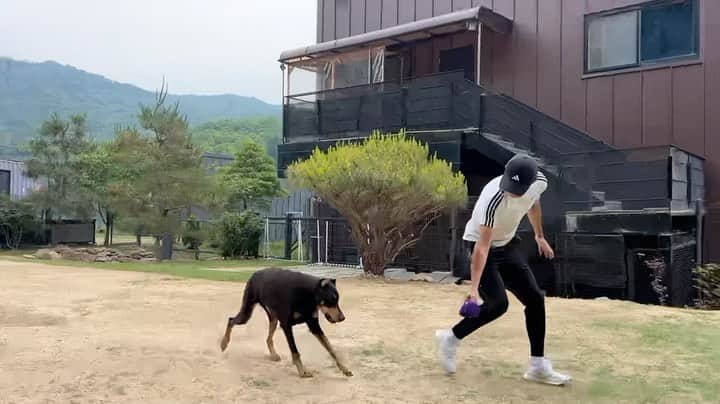 ペ・ジョンナムのインスタグラム：「아이고 숨차라💦뛴다뛰어🩵🩵🩵 이제 내체력을 더키워야겄네예😅 오늘 역대급스피드😄👏👏👏👏👏👏 @holicare.park @holicare.inhee @holicare.bw_peace @kapai_story」