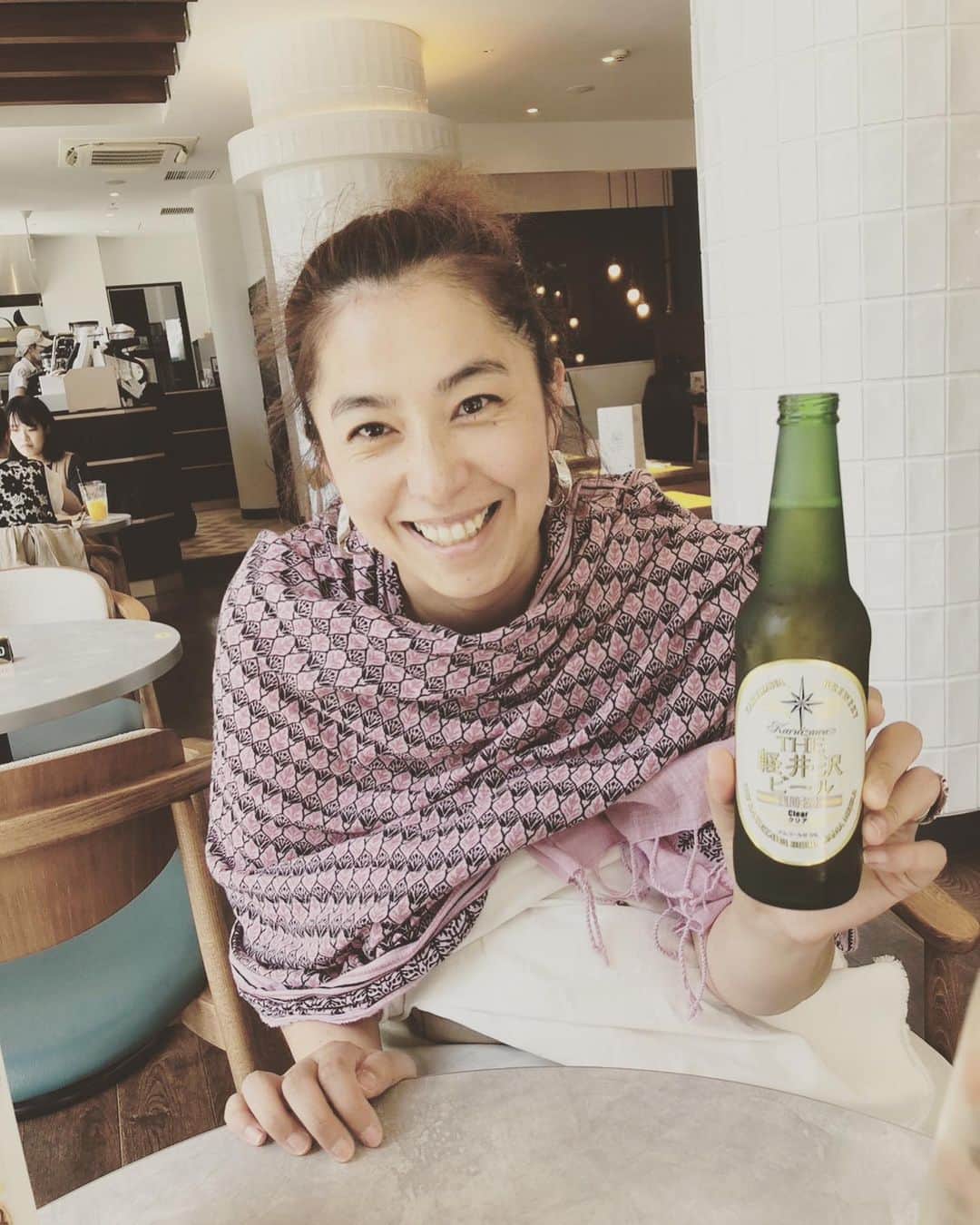 福原美穂のインスタグラム：「ある日の私 お友達とサクッとキャッチアップ いやー  今日はビールの天気だねー🍻 #cheerseveryday」