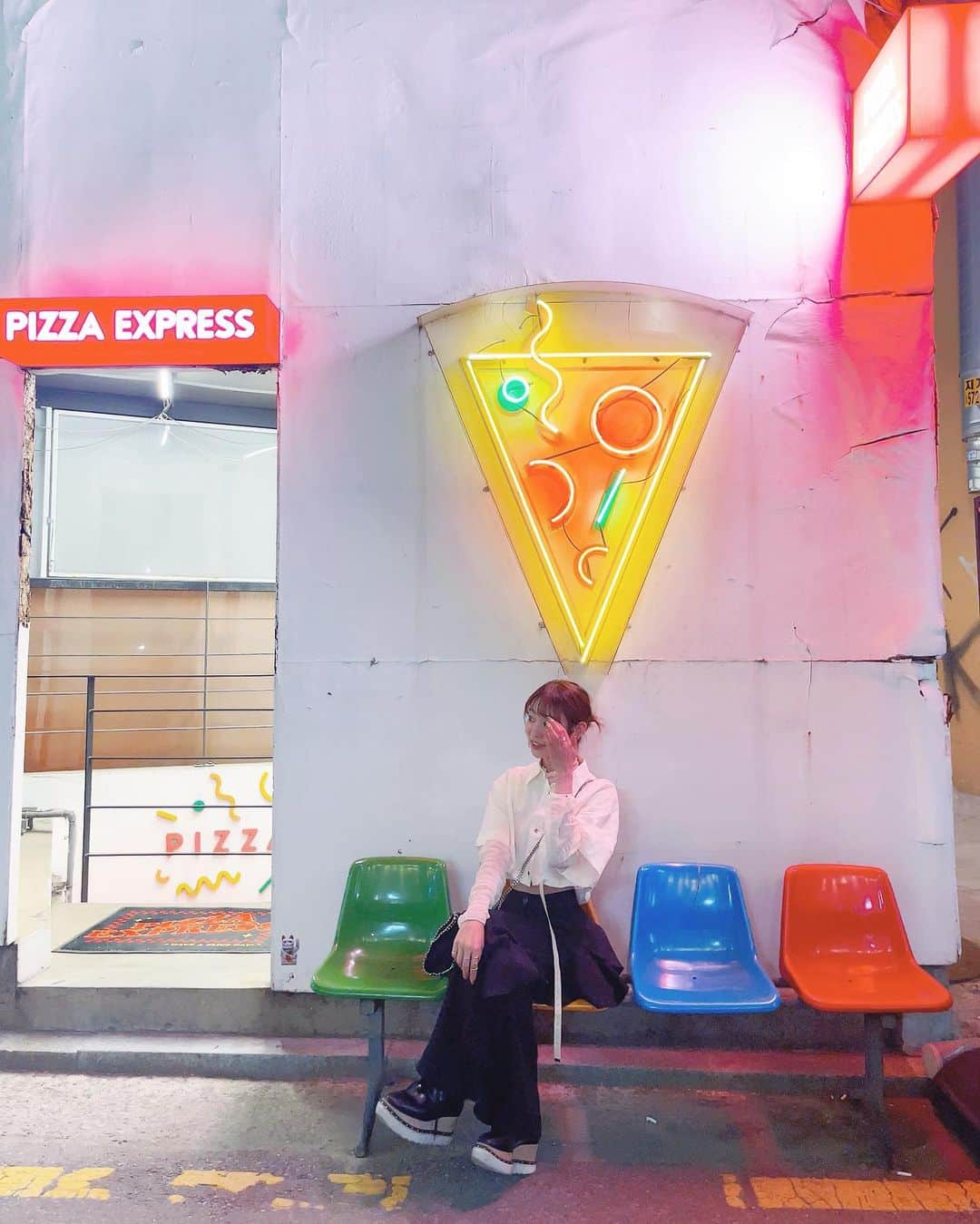 村上ゆりさんのインスタグラム写真 - (村上ゆりInstagram)「🍕 ・ ・ ・ 韓国のカロスキルでウィンドウショッピングしてお腹空きすぎて駆け込んだピザやさんが可愛くて美味しかった💭 ・ みんなで食べるとさらに美味しいね🍕 ・ #カロスキル #韓国 #韓国旅行 #koreatravel #korea  #smile #笑顔 #幸せ #happy #☀ #❤️ #selfie  #東京 #japanesegirl #japanese  #coordinate #イエベ春 #骨格ナチュラル #new #thankyou  #ファッション  #コーディネイト #fashion  #2023 #春コーデ #ss23 #旅スタグラム」5月24日 14時03分 - lily_tutu