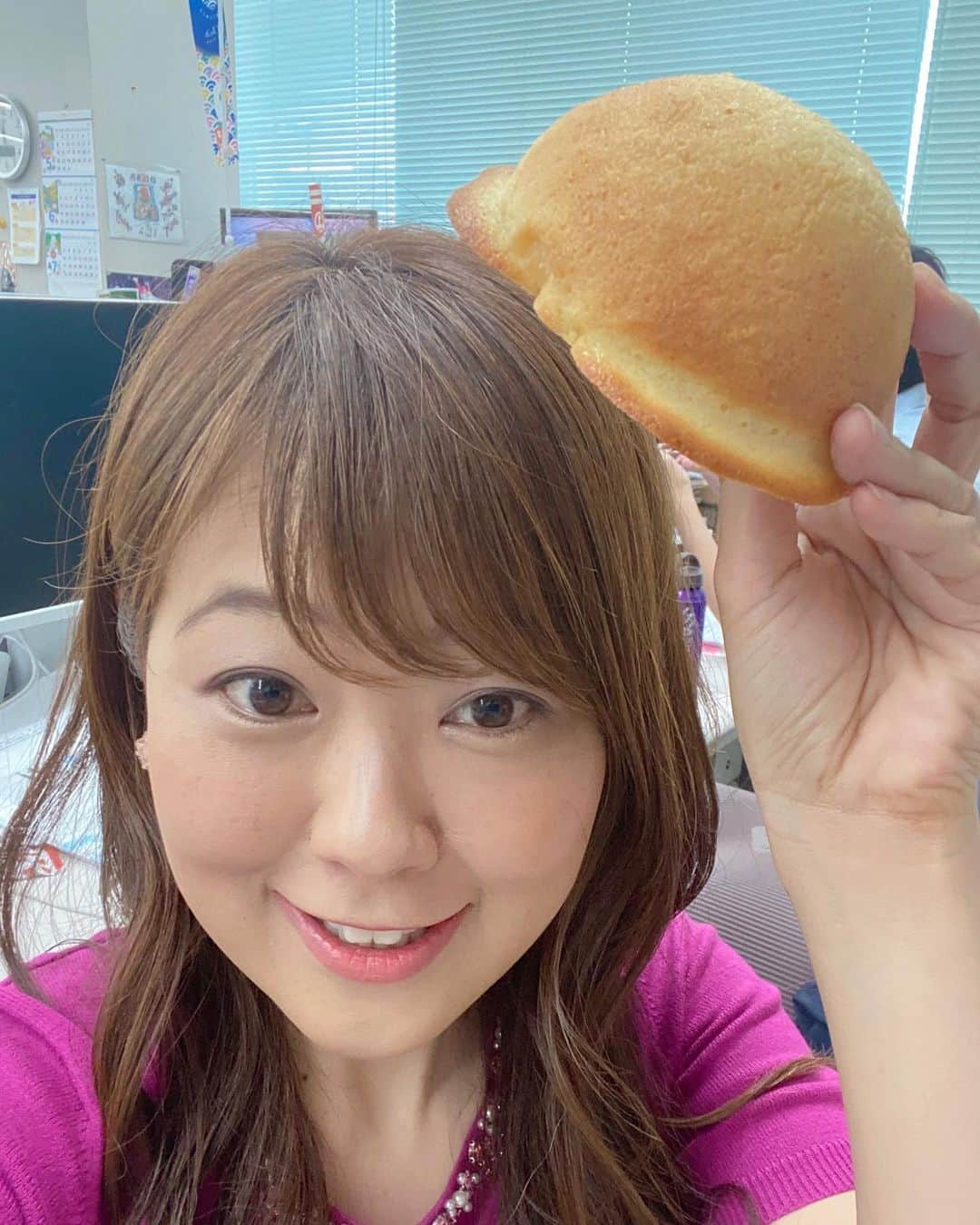 滝香織さんのインスタグラム写真 - (滝香織Instagram)「. . #ぼうしパン @bakehouse.f   先週のよるマチ！で、ぼうしパンの発祥の地は高知！と紹介していて、食べたくなっちゃいました😋 @yorumachi6   こちらは愛媛・松山の#bakehousef さんのぼうしパン✨ 中がブリオッシュ生地で、上がフィナンシェの生地とのこと。 ぼうしパンて、縁が美味しくてついつい先に食べちゃうんだけど、このぼうしパンは中もしっとり＆バターの香りで美味しかったぁ😁  #帽子パン #ぼうしぱん」5月24日 14時08分 - kaorin_taki