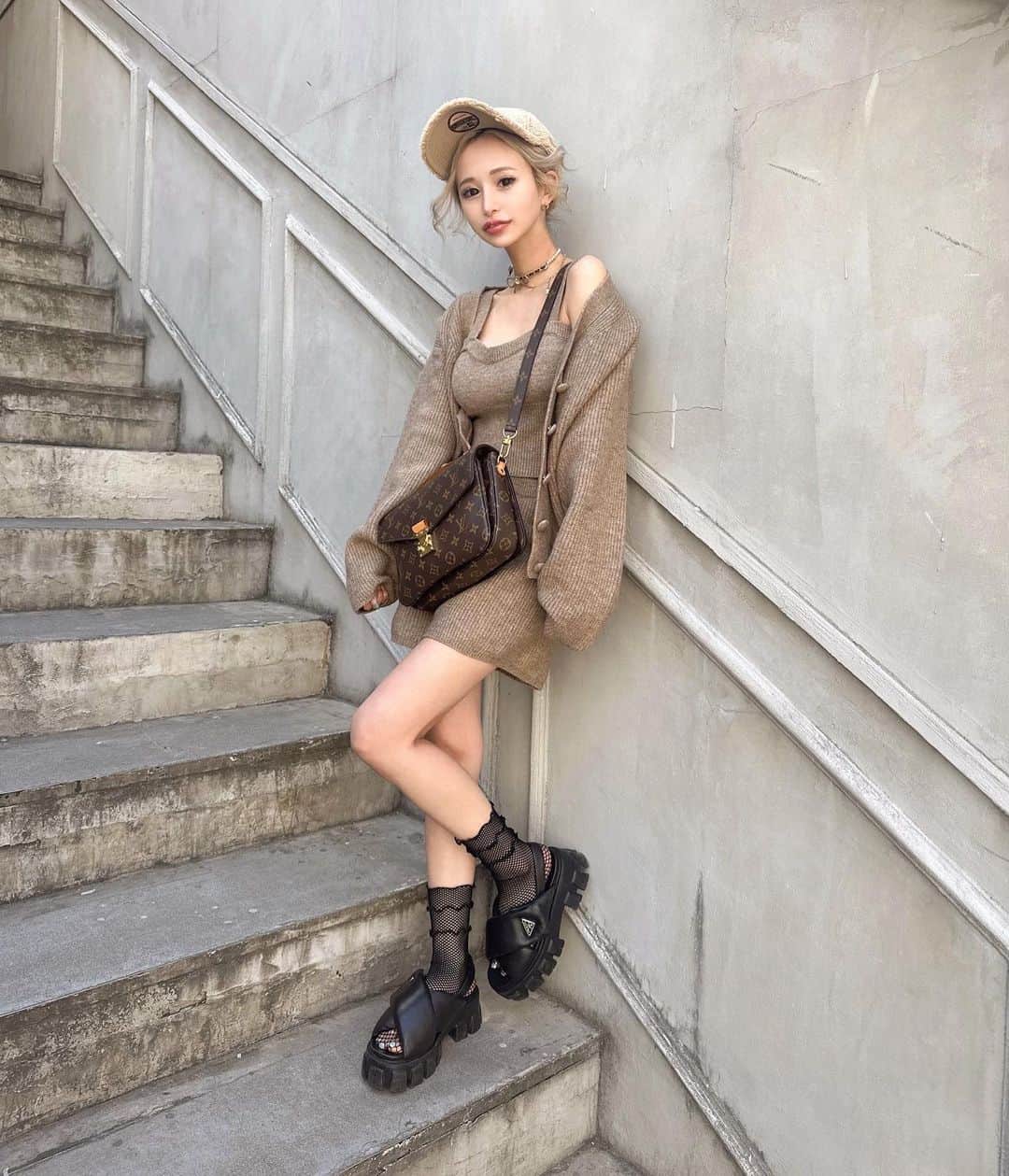 橘ハナのインスタグラム：「… ストーリーで大好評だったコーデ👼🏼 … 【 @glamlipsofficial 】のセットアップ 色も生地も形も全部完璧なの！ オシャレでお気に入りのブランド😈✨ … 【コーデ】 セットアップ  #glamlips モコモコキャップ  #ニューエラ アミアミ靴下  #靴下屋 サンダル  #prada  バック  #louisvuitton  チョーカー  #CHANEL … #コーデ #セットアップ #セットアップコーデ #ニューエラキャップ #ランチコーデ #渋谷 #渋谷カフェ #渋谷ランチ」