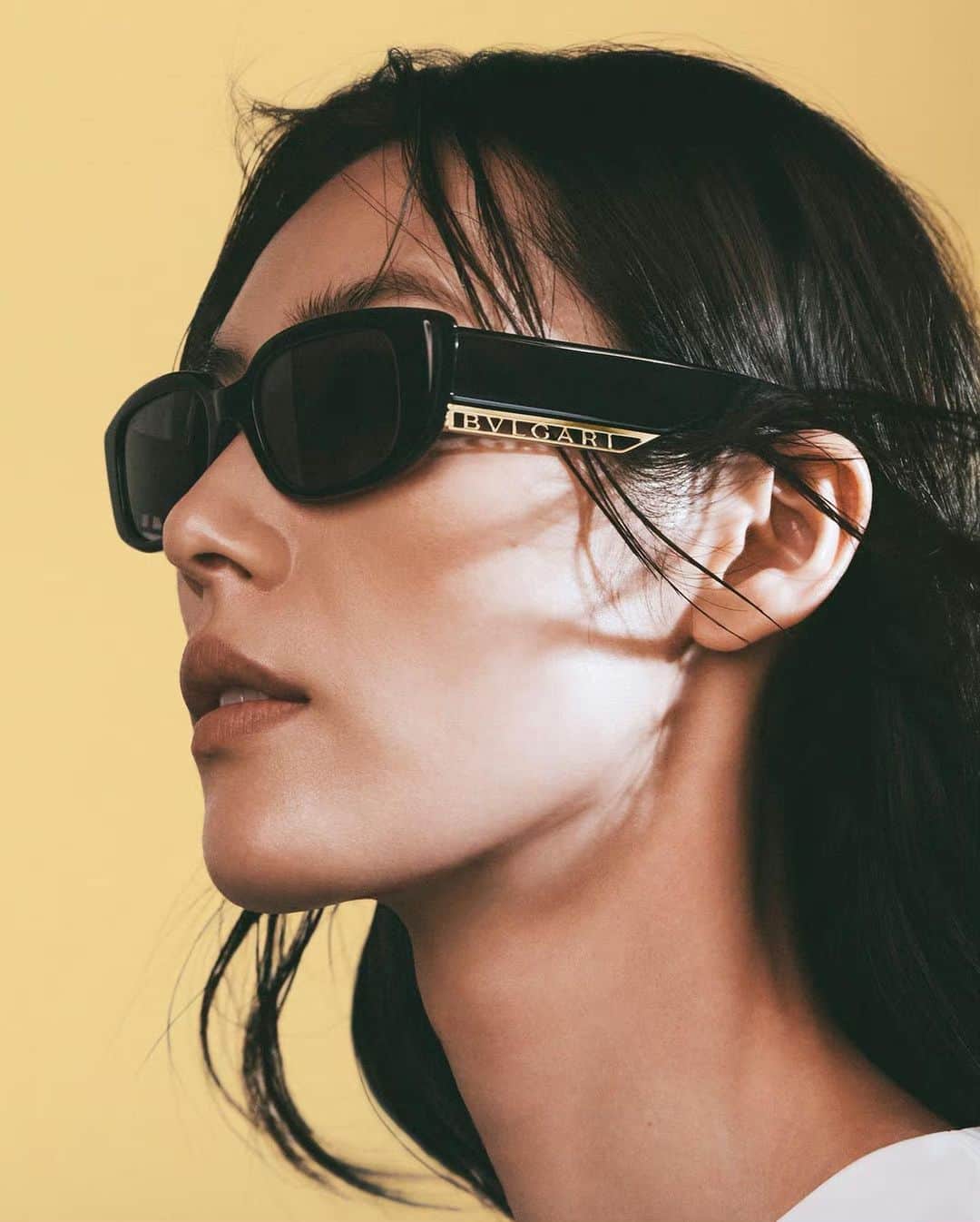リウ・ウェンのインスタグラム：「New campaign for @bulgari Accessories 🕶️👜 Fresh season, fresh looks!」