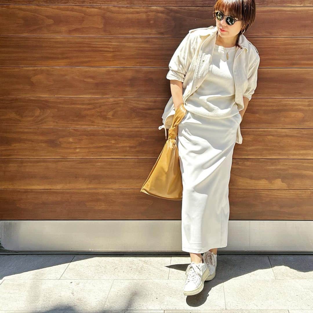 望月律子さんのインスタグラム写真 - (望月律子Instagram)「オールエクリュカラーで。  ストレートラインのスカート好きとしては、涼しげでかなりのお気に入り。 後ろはボタンになっているので、私は3つボタンを外してバックスリットのように履いています。 @roomno.8_official  #エクリュカラー #ワントーンコーデ  #スニーカースタイルも #大人な雰囲気に」5月24日 14時16分 - ritsukomochizuki