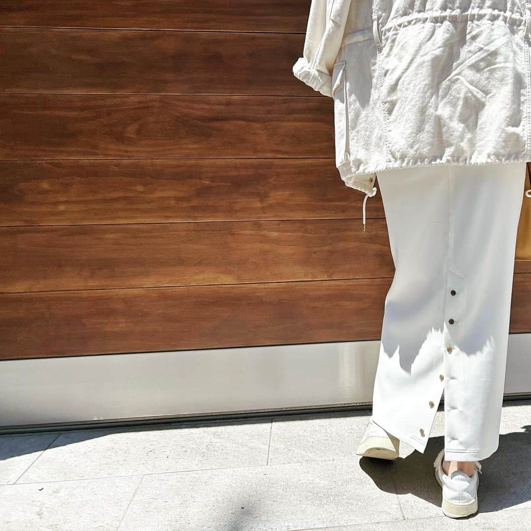 望月律子さんのインスタグラム写真 - (望月律子Instagram)「オールエクリュカラーで。  ストレートラインのスカート好きとしては、涼しげでかなりのお気に入り。 後ろはボタンになっているので、私は3つボタンを外してバックスリットのように履いています。 @roomno.8_official  #エクリュカラー #ワントーンコーデ  #スニーカースタイルも #大人な雰囲気に」5月24日 14時16分 - ritsukomochizuki