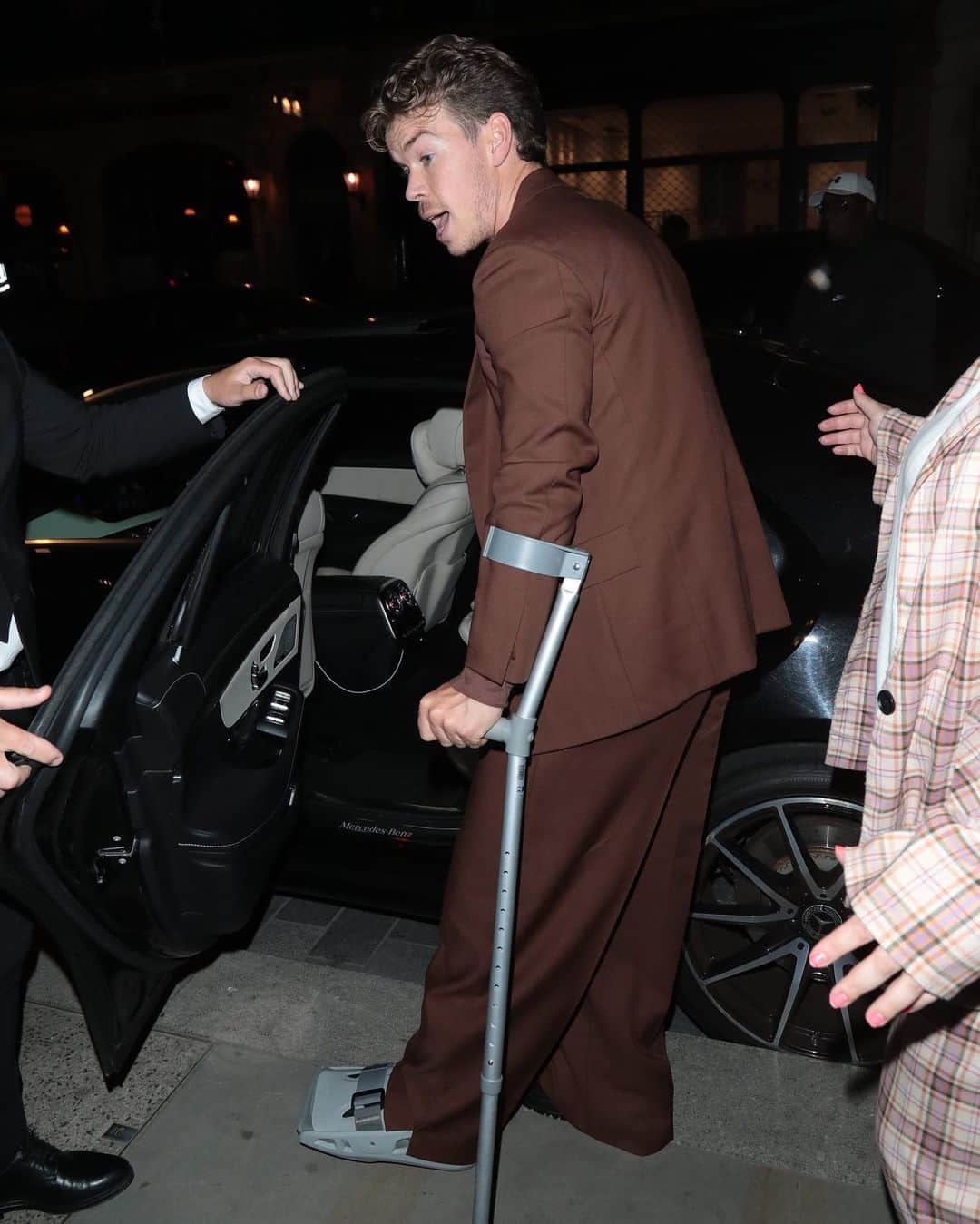Just Jaredさんのインスタグラム写真 - (Just JaredInstagram)「We hope Will Poulter is okay! The "Guardians" actor was seen using crutches while walking into a party in London on Tuesday night. More photos on JustJared.com. #WillPoulter Photos: Splash, Getty, Backgrid」5月24日 14時18分 - justjared
