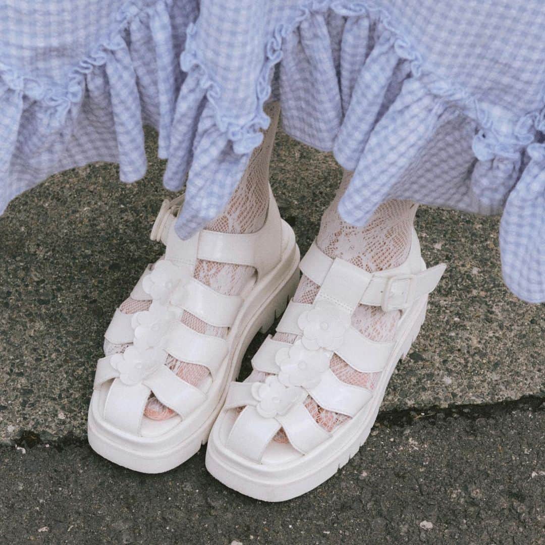 merry jennyさんのインスタグラム写真 - (merry jennyInstagram)「【 sandal collection ! 】   この夏おすすめのサンダルを公式通販サイト RUNWAY channelにてご紹介中！ㅤㅤㅤㅤㅤ  topのURLから ⇨  @merryjenny_instagram  ぜひcheckして下さいね！ㅤㅤㅤㅤㅤㅤㅤㅤㅤ  ソックス合わせて春〜秋まで着用できるので ぜひ着回しを楽しんでくださいね♡  #merryjenny #メリージェニー  #2023ss #summer #reflection #あしもと #サンダル #夏コーデ」5月24日 14時31分 - merryjenny_instagram