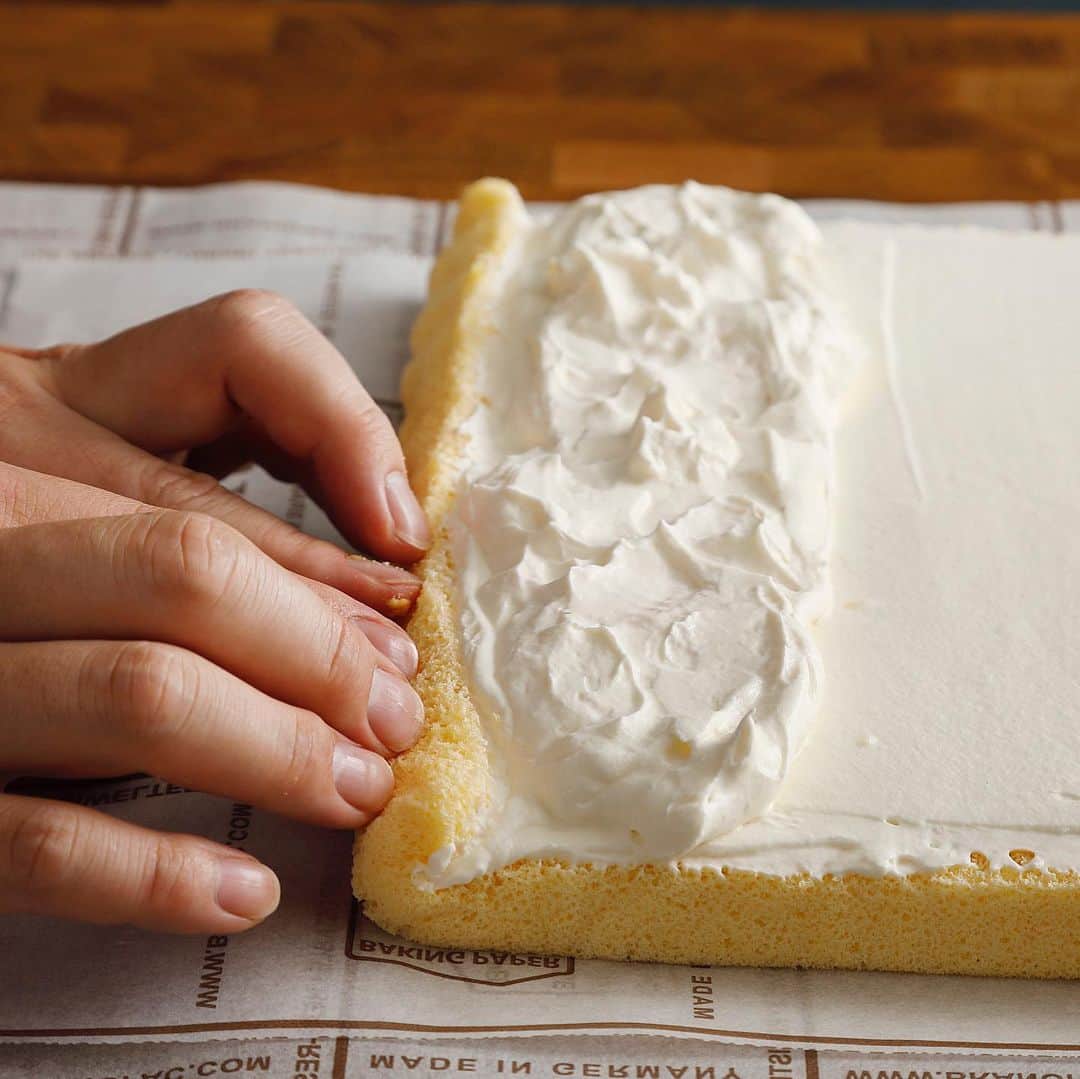 eguchikazuakiのインスタグラム：「【ロールケーキの巻き方？】  ロールケーキのレシピはたくさんあるけど、巻き方ってなかなかわかりそうでわからない 巻き方で味が変わる  レシピ ↓↓ ◆ロール生地 全卵 5個 牛乳　40g 薄力粉 60g 上白糖 20gと70g  ◆ミルククリーム ホワイトチョコレート 70g 水あめ 10g 生クリーム 160g 半々で使用する  レシピ掲載書籍 【とんでもないお菓子作り】 またまた増刷となりました ありがとうございます 丁寧に解説したレシピ本です ぜひ見てくださいね  詳しい作り方は動画でも紹介しています 6月からはYoutubeも再開します 撮り溜め出来ない忙しさ  ぜひ作ってみてくださいね👋🏻  #roll #rollcake #rollcakes #rollcakepremium #easyrecipes #easycooking #easycookingathome #homemadecake #recipes #chocolaterecipes #youtuberecipe #vanillecake #pastrychef #chefrecipes」
