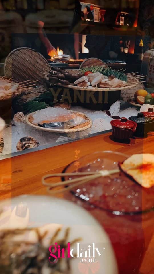 CeCi Thailandのインスタグラム：「เปิดประสบการณ์แบบตื่นตาตื่นใจ แบบ Robatayaki Cuisine ที่ Yankii Robatayaki & Bar  และประทับใจกับการบริการที่สนุกสนานและเป็นกันเอง ภายใต้การดูแลของ Soho Hospitality  ร้านอาหารแห่งใหม่ล่าสุด ท่ามกลางกลิ่นอายวัฒนธรรมสตรีทของญี่ปุ่น ที่นั่งเคาน์เตอร์บาร์หน้าเตาย่าง Robata ฟินกับการชมการเตรียมและการทำอาหารของเชฟได้อย่างใกล้ชิด จุดเด่นของ Robatayaki Cuisine คือการเสิร์ฟอาหารบนไม้พาย กับอาหารจานพิเศษจาก Yankii  เสริมด้วยการหมักวัตถุดิบด้วยเครื่องเทศที่เดินทางมาจากทั่วโลก  📍 อยู่ที่โรงแรม Skyview Hotel Bangkok ชั้น G ซอยสุขุมวิท24  📅เปิดให้บริการทุกวันจันทร์ - วันอาทิตย์  ⏰18.00น. ถึง 02.00น. ☎️02 821 6808  📲www.yankiirestaurant.com  #YankiiRobatayakiGrillandBar」