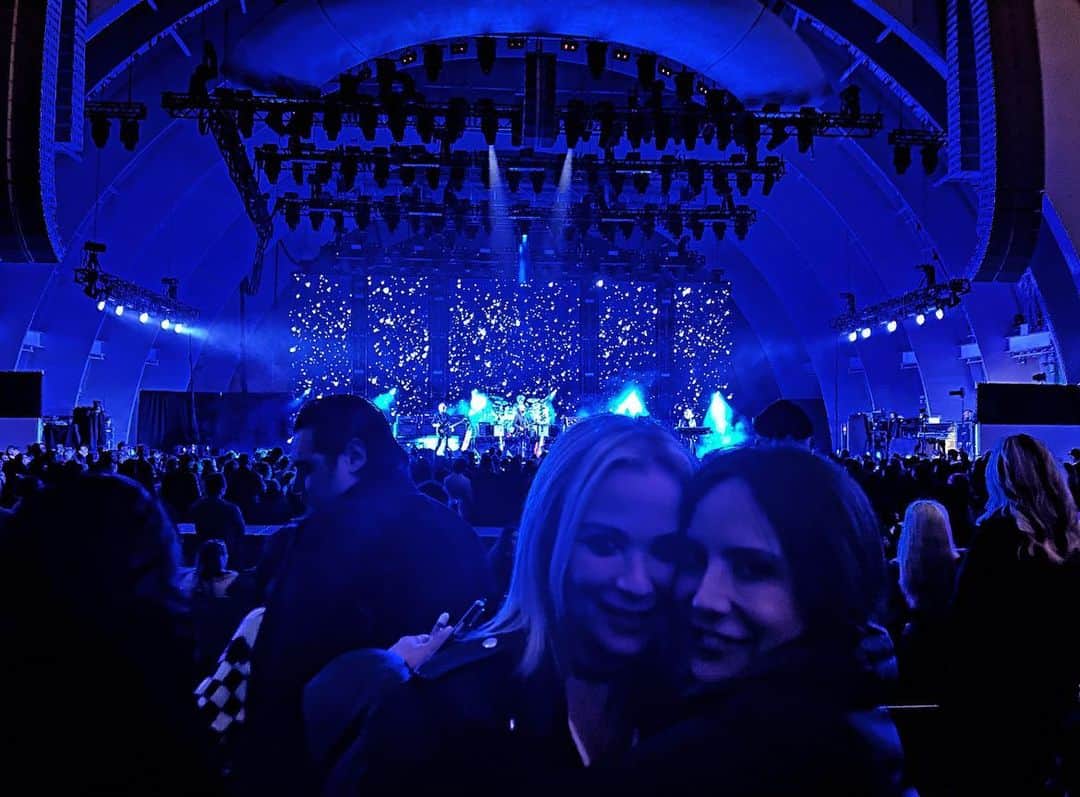 ローレン・ホリーのインスタグラム：「The Cure 🧚🏼💜 @lisamarieelwes」