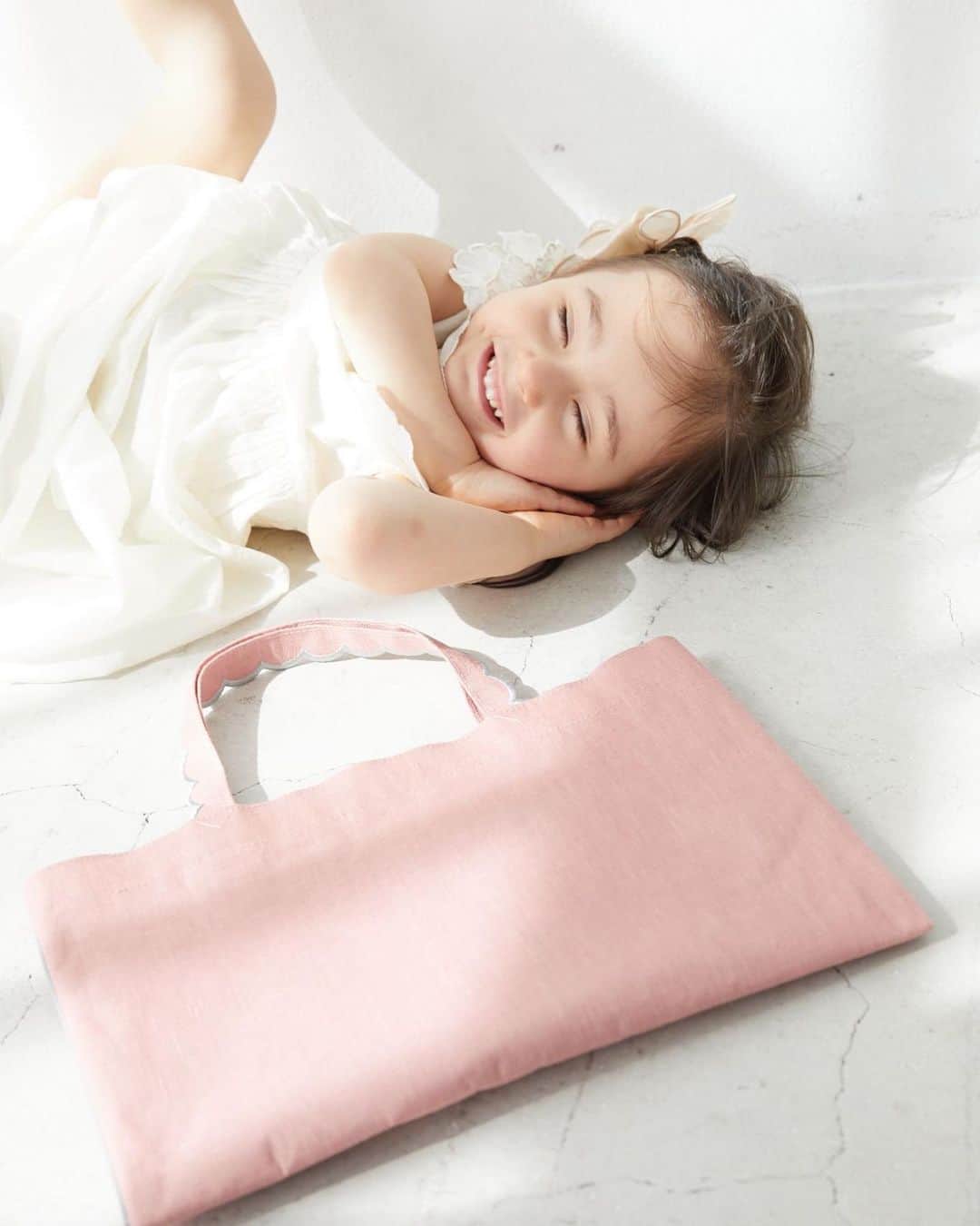 大橋菜央のインスタグラム：「etc…♡ . . . 他にも好きな写真色々 . なぜか寝たふりシリーズと まさかの母登場シリーズと笑 . . . #annの脚🤣 thx @elu_l.official @baby_style_lab @asahikamiya  . . . #4歳 #2歳  #miababyliving  #annbabyliving」