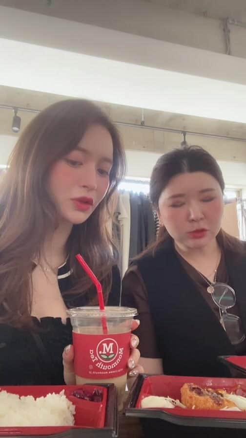野崎萌香のインスタグラム：「フリマ中にモッパンライブ🍑🍑🍑」