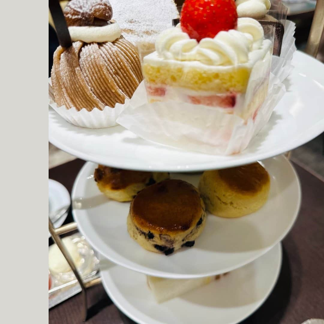 松尾知枝さんのインスタグラム写真 - (松尾知枝Instagram)「👑 友人とAfternoon Tea 日本橋三越にあるフォートナム&メイソン ⁡ スモーキーアールグレイ の紅茶が美味しかったです！ ⁡ ⁡ ⁡ •みんなが選んでるから •みんなと同じじゃないと不安 •親が心配するから ⁡ ⁡ じゃなくて ⁡ ⁡ 好きな紅茶フレーバーを選ぶように 心が躍る方の未来を選べば 楽しく自分らしく生きられます❣️ ⁡ ⁡ ─── #婚活　#婚活女子 #自分軸 #自己肯定感 #婚活コンサルタント #松尾知枝 #セルフコーチング #魂レベルでピッタリ婚  ─── #フォートナムアンドメイソン日本橋三越店  #スモーキーアールグレイはまじでスモーキー 🤩」5月24日 14時44分 - chie_matsuo