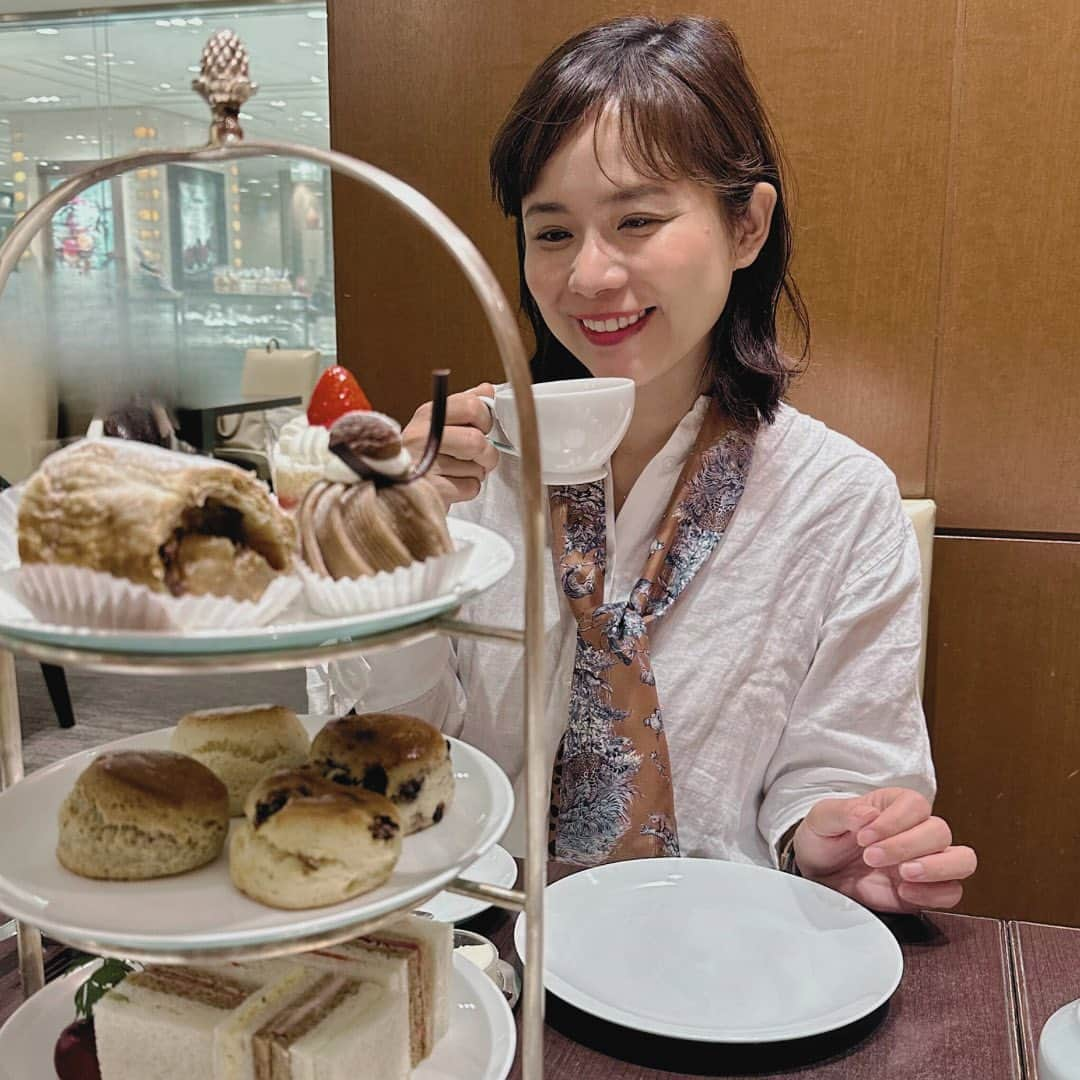 松尾知枝のインスタグラム：「👑 友人とAfternoon Tea 日本橋三越にあるフォートナム&メイソン ⁡ スモーキーアールグレイ の紅茶が美味しかったです！ ⁡ ⁡ ⁡ •みんなが選んでるから •みんなと同じじゃないと不安 •親が心配するから ⁡ ⁡ じゃなくて ⁡ ⁡ 好きな紅茶フレーバーを選ぶように 心が躍る方の未来を選べば 楽しく自分らしく生きられます❣️ ⁡ ⁡ ─── #婚活　#婚活女子 #自分軸 #自己肯定感 #婚活コンサルタント #松尾知枝 #セルフコーチング #魂レベルでピッタリ婚  ─── #フォートナムアンドメイソン日本橋三越店  #スモーキーアールグレイはまじでスモーキー 🤩」