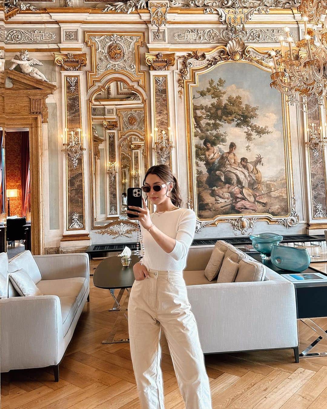 ジュリア バレットのインスタグラム：「When in Venice… and a peek into our new @thejujuclub.co eyewear launching this weekend 🤍」