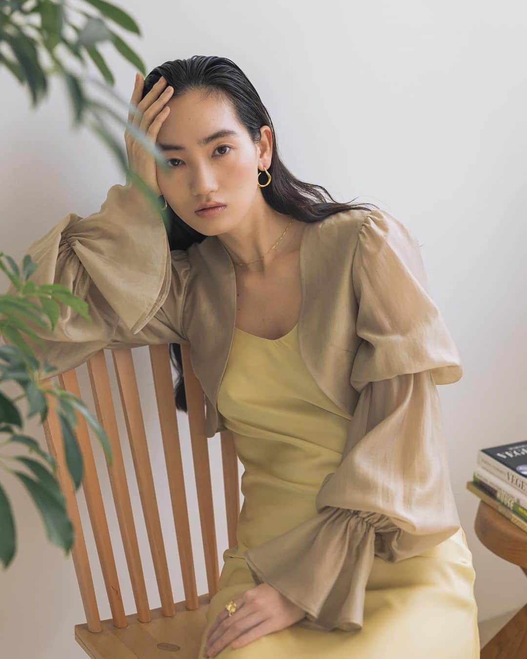 デュラスアンビエントのインスタグラム：「𝐀𝐌𝐁𝐈𝐄𝐍𝐓 × 𝐒𝐔𝐍𝐖𝐄𝐈  𝖲𝖯𝖤𝖢𝖨𝖠𝖫 𝖢𝖮𝖫𝖫𝖠𝖡𝖮𝖱𝖠𝖳𝖨𝖮𝖭   ————————————  6.5 MON RELEASE  ————————————  #キャンディスリーブボレロ×サテンマキシワンピース <Yellow, Navy, Black>  「着映える"大人レディ"な主役ワンピース」  ◾︎ POINT ・柔らかな光沢に、シアーな可愛げをオン。落ち感のいい素材が香り立つ耽美なシルエットで、大人レディを確立。  ・ボレロの後ろは華奢なリボンで愛らしく仕上げ、バックスタイルも抜かりなく。  ・控えめに広がるワンピースは女っぽいディテールを散りばめることで一枚でサラリと、飾らない美しさが際立ちます。  デイリーから離れ過ぎず、それでいてドレッシーな雰囲気が、ハイセンスな大人の女性に相応しい一着。  ＿＿＿＿＿＿＿＿＿＿＿ ✔︎ @ambient_styling #AMBIENT #ambient_official #ambientstyle #アンビエント」